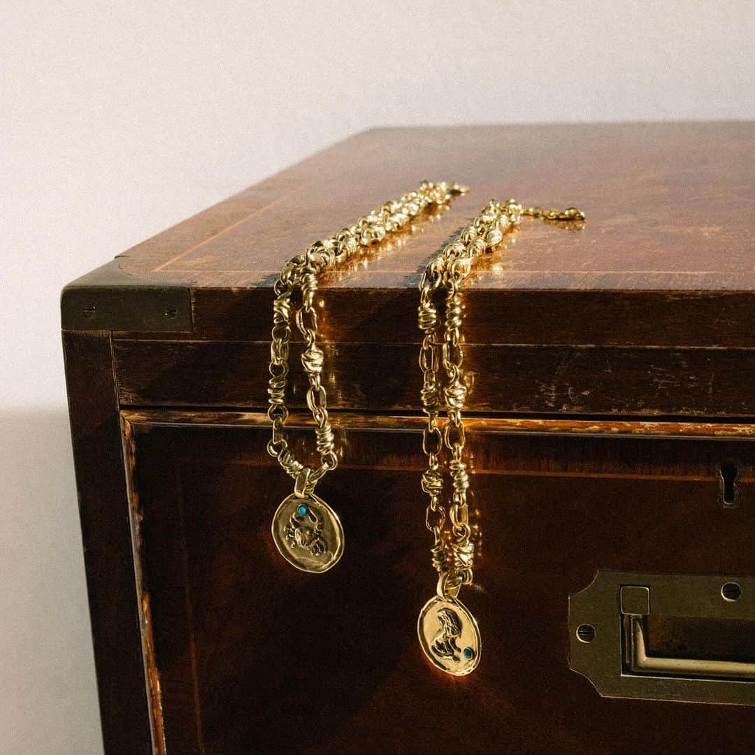 グーセンス パリのインスタグラム：「December is just around the corner and Goossens promises a selection of jewelry loaded with symbols such as the iconic Astro medals.  #goossensparis」