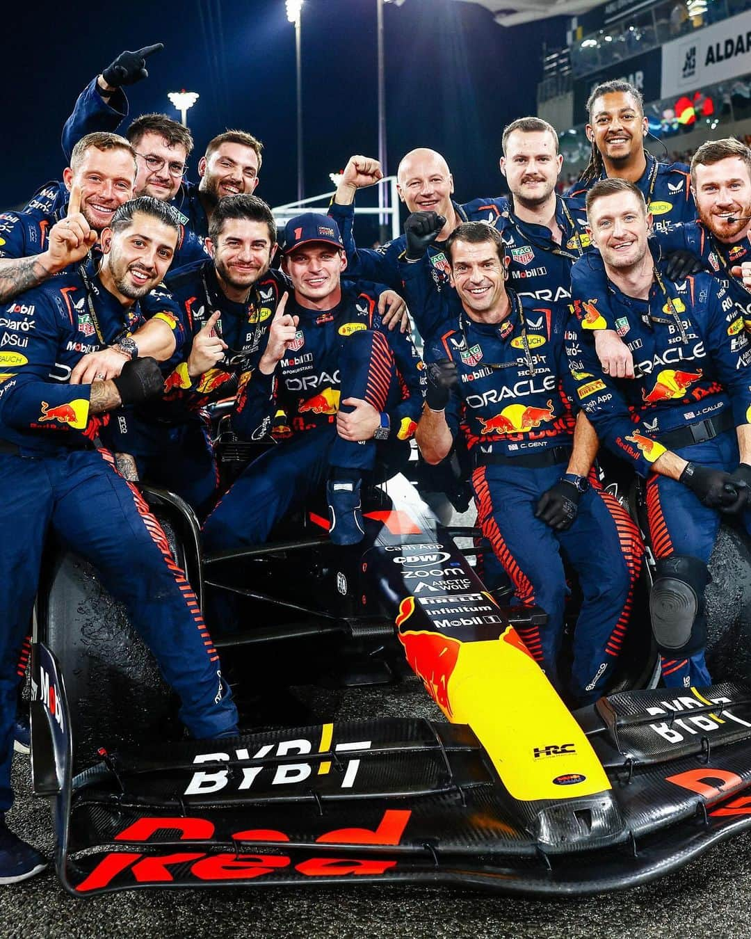 マックス・フェルスタッペンのインスタグラム：「This is the perfect way to end our extraordinary season 👏 I’m extremely grateful for all of the hard work that’s gone into this year by each and everyone of you involved @redbullracing & @hondaracingglobal 🙌 To win 19 races in a season is just incredible 👏 It’s a privilege to be able to drive such a car and work with all these amazing people! 🙏」