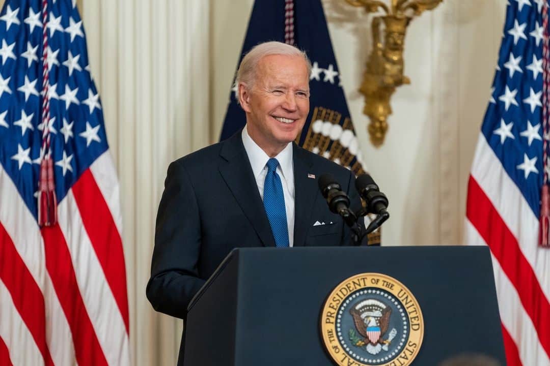 The White Houseのインスタグラム：「Thanks to the President Biden's Inflation Reduction Act, 15 million Americans are saving an average of $800 per year on their health care premiums.   This Administration will continue to work to lower costs in every sector of the economy.」