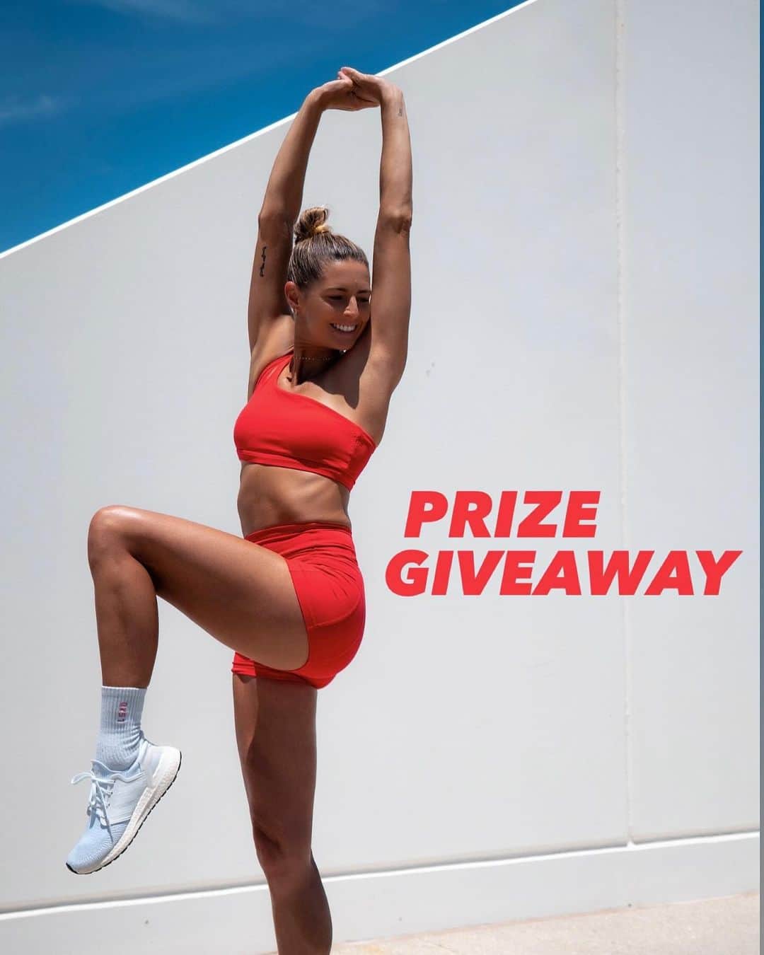 Amanda Biskのインスタグラム：「Get fit, win BIG! 🌟 Join the Countdown to Christmas fitness challenge and finish off the year with a BANG! 💪🏼  15min workouts, yoga & pilates classes with me, every day for 25days…can you do it?!  🏆 MAJOR PRIZES 🏆  $2000 USD CASH!! 💸 (International entrants only)  @samsungau PRIZE PACK 📱⌚️ (Australian entrants only) • Galaxy Z Flip 5 phone • Galaxy Watch 6 • BudsFE earbuds and, • SmartTags (pack of 4)  plus…  🎁 WEEKLY SAMSUNG GIVEAWAYS 🎁 (Australian entrants only) Every week, for 4 weeks you have the chance to win: Galaxy Watch 6, BudsFE and SmartTags (pack of 4)  HOW TO ENTER: 1. Join the challenge on #freshbodyfitmind app. Special Black Friday offer: $1/month (for 3months) only on the website www.freshbodyfitmind.com   2. Share your challenge here on insta! Photos, stories, posts…every time you share is an entry!  3. Tag: (Internationals wanting to win the cash) @amandabisk #freshbodyfitmind #countdowntochristmas  (Aussies wanting to win Samsung) *all the tags above PLUS: @samsungau (make sure you’re following too!)  This is not just a fitness challenge, it’s a celebration of your commitment to a stronger, healthier and more confident you before we wrap up 2023! 🎉  This is FBFM’s biggest prize giveaway EVER!! Don’t miss it!  🙌🏼 We start December 1st!! 🙌🏼  ab❤️x  #fitnesschallenge #giveaway #workoutchallenge #samsungpartner」