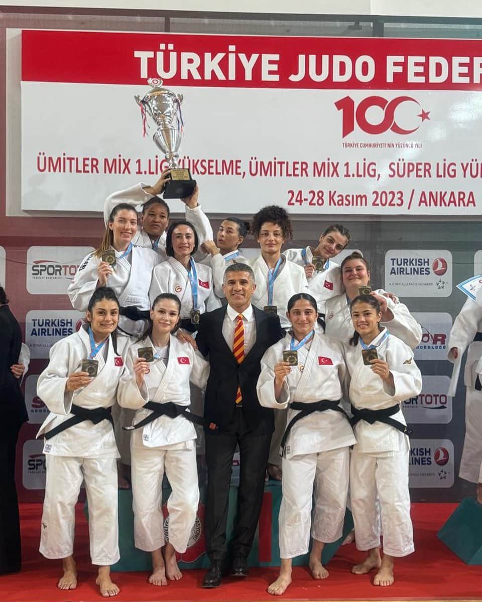 ガラタサライSKのインスタグラム：「Final etabı Ankara'da yapılan Türkiye Süper Lig müsabakalarında A Kadın Takımımız tüm rakiplerini yenerek Türkiye Süper Lig şampiyonu oldu. 👏」