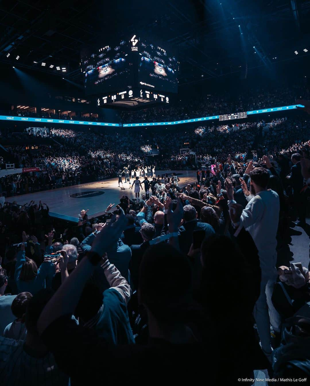 トニー・パーカーさんのインスタグラム写真 - (トニー・パーカーInstagram)「Inauguration de la @ldlc_arena 💪🏽 An unforgettable evening 🏀 The best is yet to come! #ldlcasvel #ldlcarena」11月27日 1時41分 - _tonyparker09