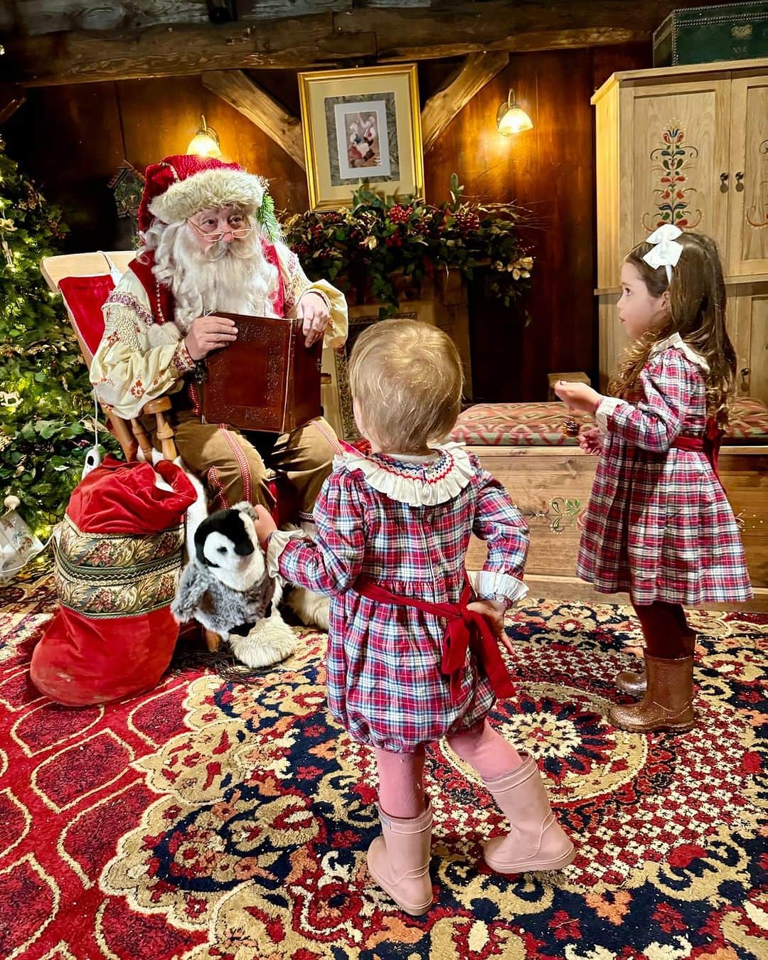 ミリー・マッキントッシュさんのインスタグラム写真 - (ミリー・マッキントッシュInstagram)「A magical start to the Christmas season with a trip to @laplanduk. Our girls had the incredible experience of meeting Santa, helping the elves in the toy factory and sending their letters to the North Pole. I live for making these memories with them ❄️🫶🏻🎅🏻✨❤️  #laplanduk #makingmemories #prvisit #christmastime」11月27日 1時54分 - milliemackintosh