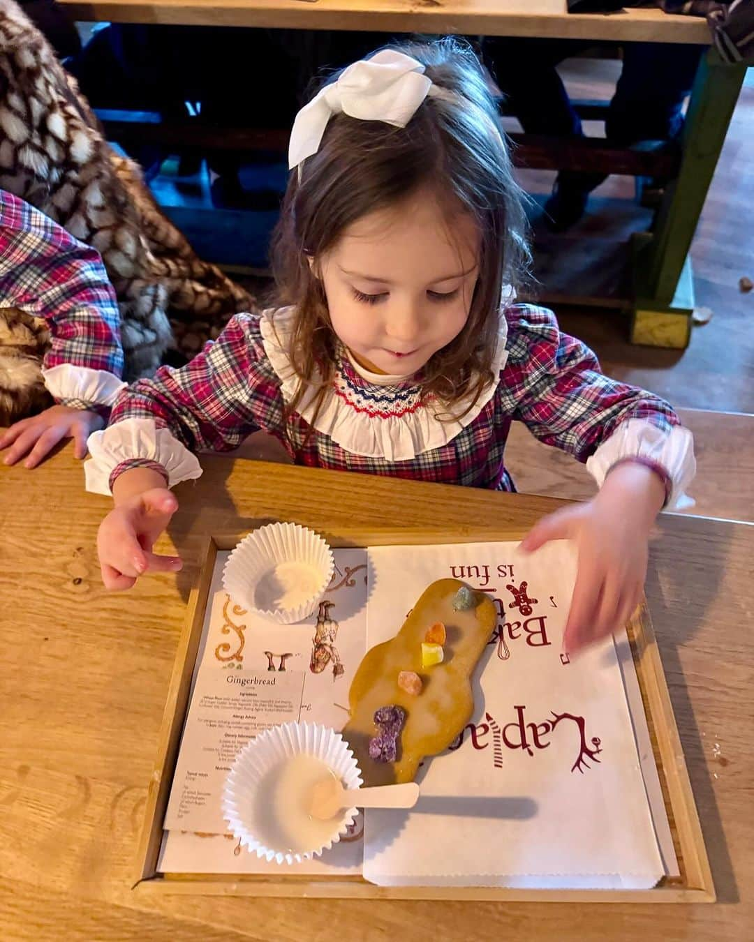 ミリー・マッキントッシュさんのインスタグラム写真 - (ミリー・マッキントッシュInstagram)「A magical start to the Christmas season with a trip to @laplanduk. Our girls had the incredible experience of meeting Santa, helping the elves in the toy factory and sending their letters to the North Pole. I live for making these memories with them ❄️🫶🏻🎅🏻✨❤️  #laplanduk #makingmemories #prvisit #christmastime」11月27日 1時54分 - milliemackintosh