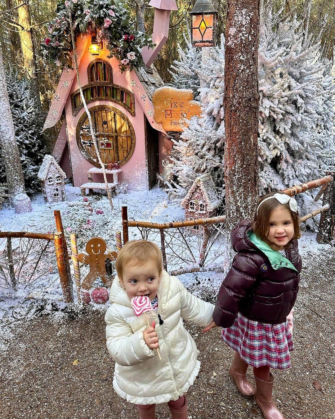 ミリー・マッキントッシュさんのインスタグラム写真 - (ミリー・マッキントッシュInstagram)「A magical start to the Christmas season with a trip to @laplanduk. Our girls had the incredible experience of meeting Santa, helping the elves in the toy factory and sending their letters to the North Pole. I live for making these memories with them ❄️🫶🏻🎅🏻✨❤️  #laplanduk #makingmemories #prvisit #christmastime」11月27日 1時54分 - milliemackintosh