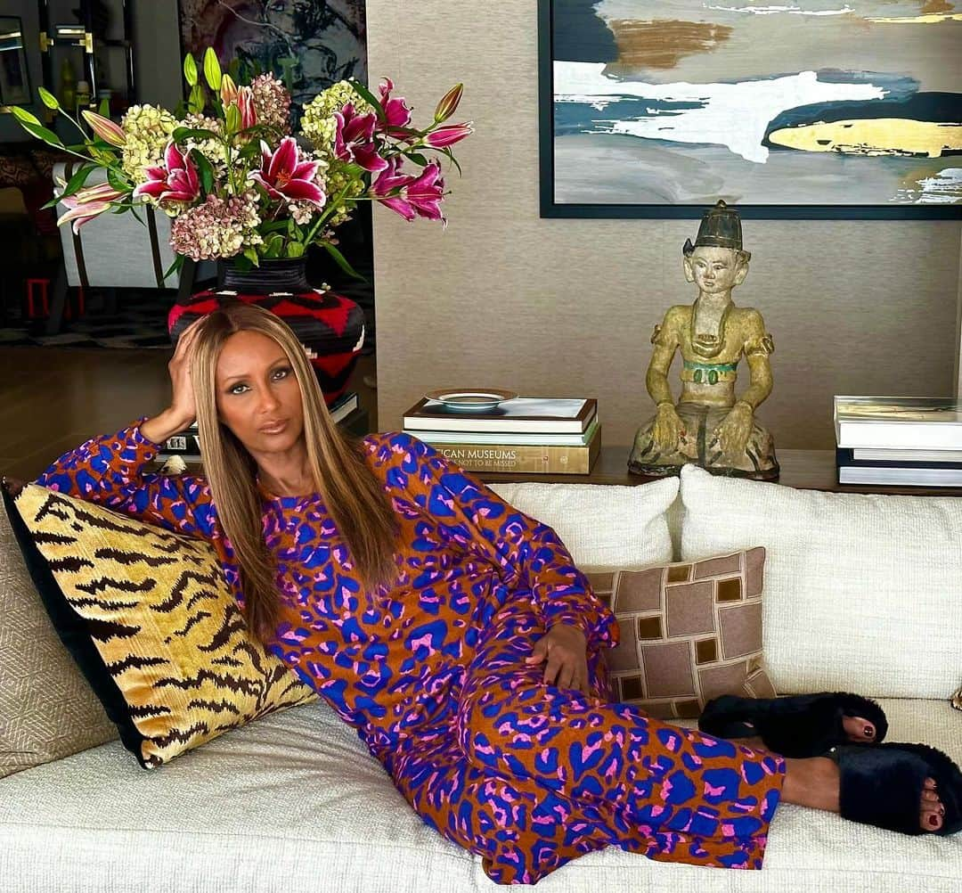 イマン・アブドゥルマジドのインスタグラム：「I’ve made it from the bed to the couch… still slaying while lounging in @imanglobalchic! Head to @imanglobalchic for all color ways  Exclusively @hsn & HSN.com! Link in bio!  #IMANGlobalChic」