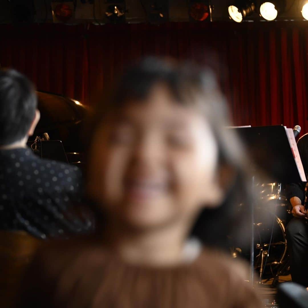 石野千尋さんのインスタグラム写真 - (石野千尋Instagram)「My daughter’s first singing and piano recital🎵  @ 7th FLOOR Shibuya.  むすめ、初めての歌とピアノの発表会！  おなかにいた頃もチーナフィルのライブに行ったし、生まれてからは一緒に3回もライブに行ってる母娘で大好きなバンド #チーナ の @kyokoshiina_ 椎名ちゃんが先生なので、毎週のレッスンを楽しみながら、お家での練習もかなり頑張りました！  バンドのみなさんとのリハの日も堂々とできたので緊張とかしないタイプなのかな？  お客さんがたくさん来て、なんだかドキドキしてきたよ！といいつつも、しっかり直前まで楽譜を読み、指を慣らし（かあちゃんと違って真面目😐）トップバッターでいざ本番！とステージに立ったら…なんとスカートがめくれている💦パパがささッとワンピースを直してくれてなんとか無事マイク前に🎙️ むすこは”ねえねがんばれー！”と声援を送っていました📣  @kyokoshiina_ 先生やバンドのみなさん、あたたかく見守って頂いたお客さんの拍手、応援に来てくれたじいじばあばやお友達 @yucali_halcali @s.minegishi @candlem のおかげで、楽しんで歌って弾くことができたそうです。最高の1日だった♡と寝る前に教えてくれました🤭  小さいむすめの頑張る姿にたくさん勇気をもらいました。 まだ生まれて4年しか経ってないのにね。よくがんばりました👏子どもの力はすごいなぁ。できることがどんどん増えていく！  8枚目の写真は、ステージから降りてわたしを見つけてめちゃくちゃよい顔で走ってきた瞬間✌️ちゃんと娘を見ていようと思ったんだけど、写真も撮りたくて。ノーファインダーでパシャリ←ボケボケ😂そんな思い出の1枚です📷😛  #ピアノ #ピアノ発表会 #4歳 #はじめてのピアノ発表会 #piano #music #recital #live #pianolessons #photographer #ふしぎなぽけっと #家族写真 #こどものいる暮らし #子ども写真」11月27日 1時47分 - chihiroishino