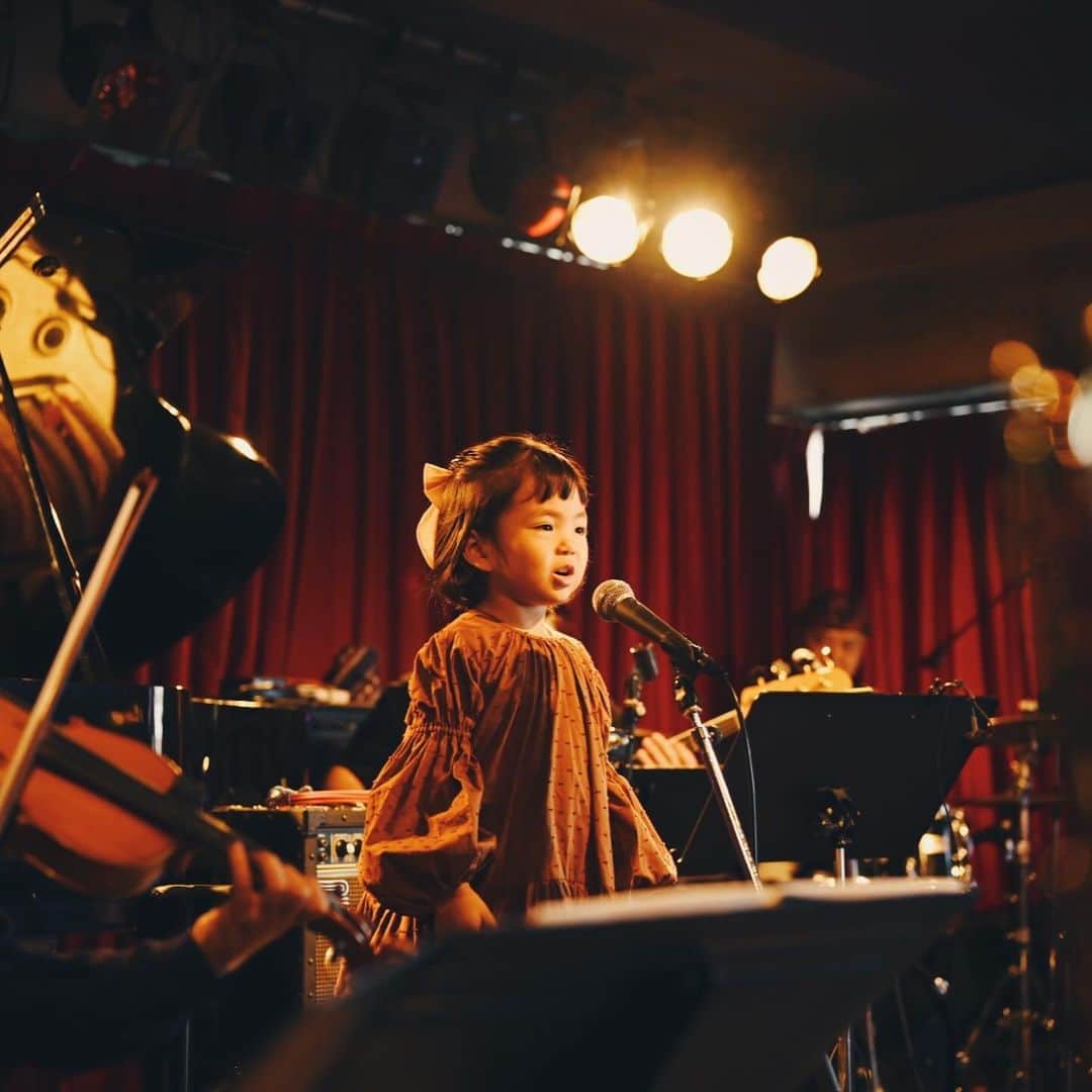 石野千尋さんのインスタグラム写真 - (石野千尋Instagram)「My daughter’s first singing and piano recital🎵  @ 7th FLOOR Shibuya.  むすめ、初めての歌とピアノの発表会！  おなかにいた頃もチーナフィルのライブに行ったし、生まれてからは一緒に3回もライブに行ってる母娘で大好きなバンド #チーナ の @kyokoshiina_ 椎名ちゃんが先生なので、毎週のレッスンを楽しみながら、お家での練習もかなり頑張りました！  バンドのみなさんとのリハの日も堂々とできたので緊張とかしないタイプなのかな？  お客さんがたくさん来て、なんだかドキドキしてきたよ！といいつつも、しっかり直前まで楽譜を読み、指を慣らし（かあちゃんと違って真面目😐）トップバッターでいざ本番！とステージに立ったら…なんとスカートがめくれている💦パパがささッとワンピースを直してくれてなんとか無事マイク前に🎙️ むすこは”ねえねがんばれー！”と声援を送っていました📣  @kyokoshiina_ 先生やバンドのみなさん、あたたかく見守って頂いたお客さんの拍手、応援に来てくれたじいじばあばやお友達 @yucali_halcali @s.minegishi @candlem のおかげで、楽しんで歌って弾くことができたそうです。最高の1日だった♡と寝る前に教えてくれました🤭  小さいむすめの頑張る姿にたくさん勇気をもらいました。 まだ生まれて4年しか経ってないのにね。よくがんばりました👏子どもの力はすごいなぁ。できることがどんどん増えていく！  8枚目の写真は、ステージから降りてわたしを見つけてめちゃくちゃよい顔で走ってきた瞬間✌️ちゃんと娘を見ていようと思ったんだけど、写真も撮りたくて。ノーファインダーでパシャリ←ボケボケ😂そんな思い出の1枚です📷😛  #ピアノ #ピアノ発表会 #4歳 #はじめてのピアノ発表会 #piano #music #recital #live #pianolessons #photographer #ふしぎなぽけっと #家族写真 #こどものいる暮らし #子ども写真」11月27日 1時47分 - chihiroishino