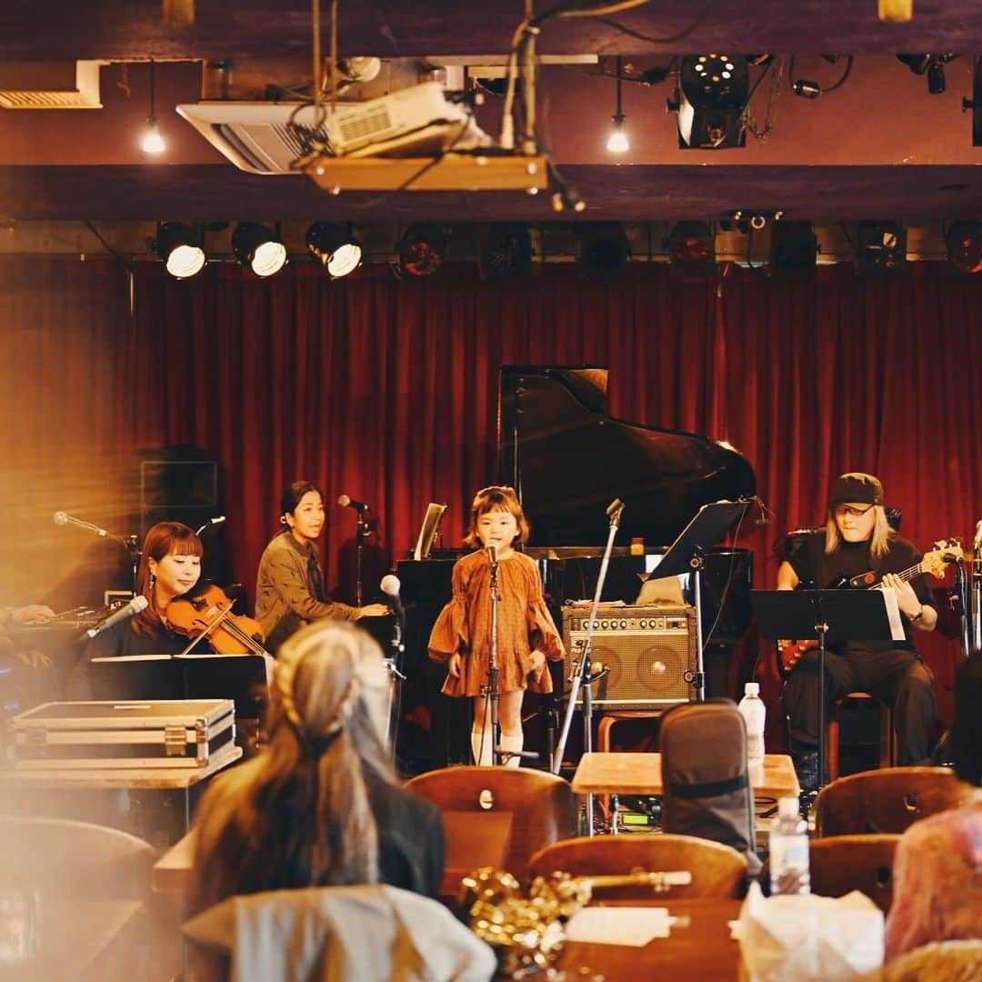 石野千尋さんのインスタグラム写真 - (石野千尋Instagram)「My daughter’s first singing and piano recital🎵  @ 7th FLOOR Shibuya.  むすめ、初めての歌とピアノの発表会！  おなかにいた頃もチーナフィルのライブに行ったし、生まれてからは一緒に3回もライブに行ってる母娘で大好きなバンド #チーナ の @kyokoshiina_ 椎名ちゃんが先生なので、毎週のレッスンを楽しみながら、お家での練習もかなり頑張りました！  バンドのみなさんとのリハの日も堂々とできたので緊張とかしないタイプなのかな？  お客さんがたくさん来て、なんだかドキドキしてきたよ！といいつつも、しっかり直前まで楽譜を読み、指を慣らし（かあちゃんと違って真面目😐）トップバッターでいざ本番！とステージに立ったら…なんとスカートがめくれている💦パパがささッとワンピースを直してくれてなんとか無事マイク前に🎙️ むすこは”ねえねがんばれー！”と声援を送っていました📣  @kyokoshiina_ 先生やバンドのみなさん、あたたかく見守って頂いたお客さんの拍手、応援に来てくれたじいじばあばやお友達 @yucali_halcali @s.minegishi @candlem のおかげで、楽しんで歌って弾くことができたそうです。最高の1日だった♡と寝る前に教えてくれました🤭  小さいむすめの頑張る姿にたくさん勇気をもらいました。 まだ生まれて4年しか経ってないのにね。よくがんばりました👏子どもの力はすごいなぁ。できることがどんどん増えていく！  8枚目の写真は、ステージから降りてわたしを見つけてめちゃくちゃよい顔で走ってきた瞬間✌️ちゃんと娘を見ていようと思ったんだけど、写真も撮りたくて。ノーファインダーでパシャリ←ボケボケ😂そんな思い出の1枚です📷😛  #ピアノ #ピアノ発表会 #4歳 #はじめてのピアノ発表会 #piano #music #recital #live #pianolessons #photographer #ふしぎなぽけっと #家族写真 #こどものいる暮らし #子ども写真」11月27日 1時47分 - chihiroishino