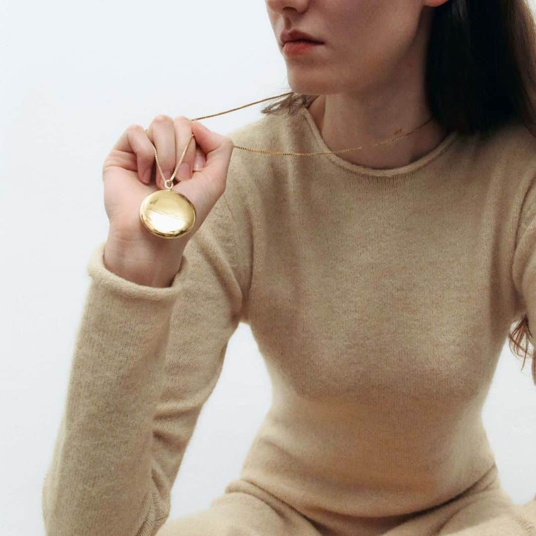 エステルデヴェのインスタグラム：「Give the gift of Dévé this Holiday season. Featured here, our best-selling "Shell No.1" necklace, photographed by @peterdiseris .」