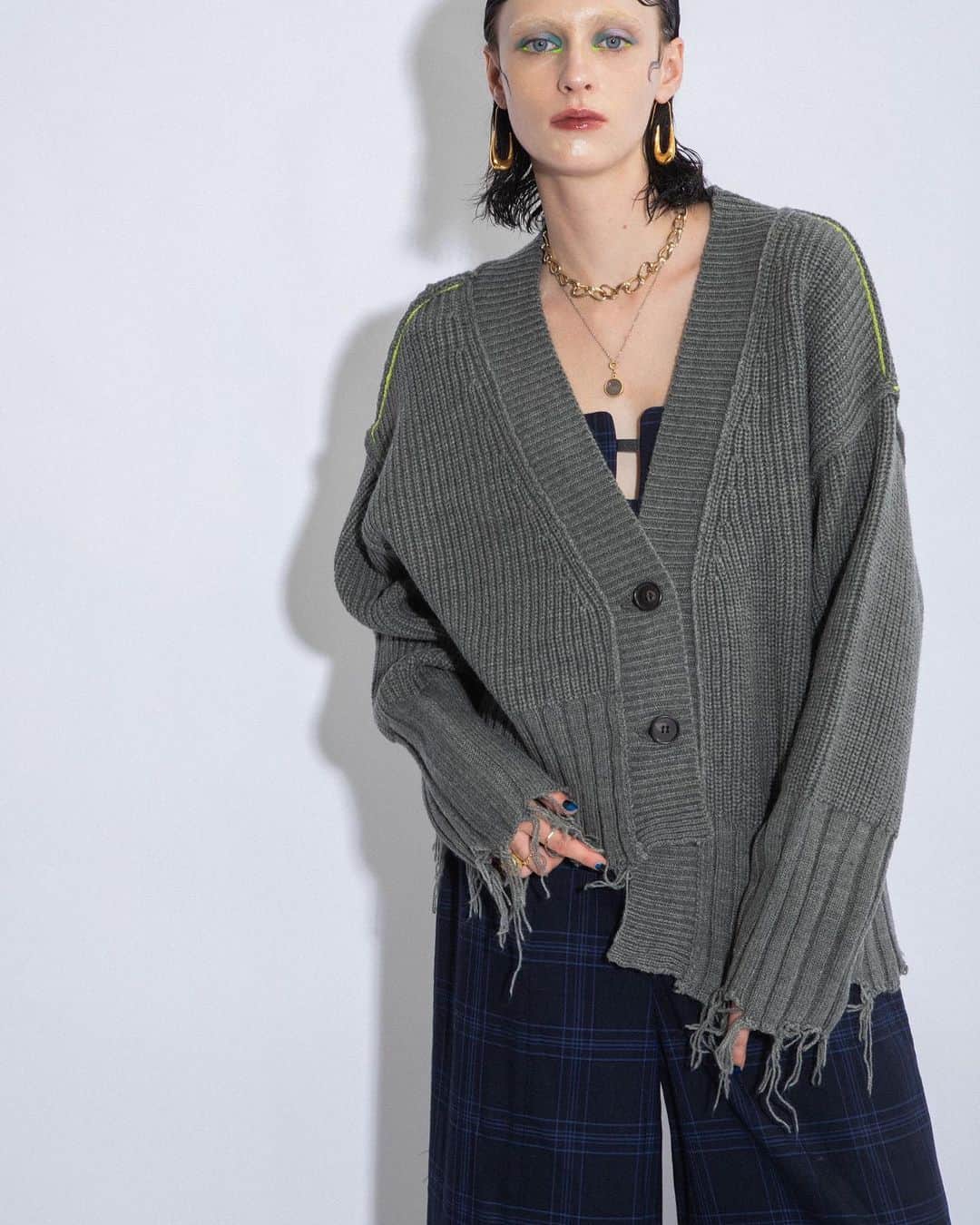 AULA AILAさんのインスタグラム写真 - (AULA AILAInstagram)「【2023 WINTER COLLECTION】  ASYMMETRY CRASH KNIT CARDIGAN COLOR GRAY/YELLOW GREEN SIZE 0 ¥20,900  ✔️AULA AILA OFFICIAL WEB STOREにて発売中」11月27日 1時52分 - aulaaila_official