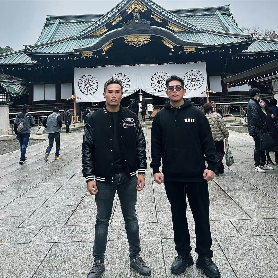 弘輝さんのインスタグラム写真 - (弘輝Instagram)「試合前の龍を連れて靖国神社参拝へ🇯🇵 特攻隊の手紙を読んだり沢山感動した日でした。  心底尊敬したし 当時の日本のおかしさを痛感しました。 リングと特攻は 決死と必死の違いがあれど 大いに見習うべきだと思う。  日本男児として潔く強く 武人として持つ心は 変わらない。 　　 #靖国神社  #神風特別攻撃隊  #九段下」11月27日 1時52分 - hiroki.k1official