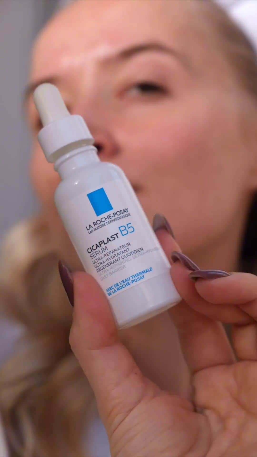 La Roche-Posayのインスタグラム：「Is Cicaplast B5 Serum a key player in your daily skin care routine? For @anetachroustova, it's an absolute must-have! Here’s why:  🛡️ Reinforces the skin barrier and protect against stress factors ✨ Helps even skin tone and refine skin texture. 💧 Provides instant hydration and soothes the skin.  If this transformative Serum has already found its way into your skincare routine, share the love with a 💙 in the comments!  All languages spoken here! Feel free to talk to us at anytime. #larocheposay #cicaplast #serum #sensitiveskin Global official page from La Roche-Posay, France.」