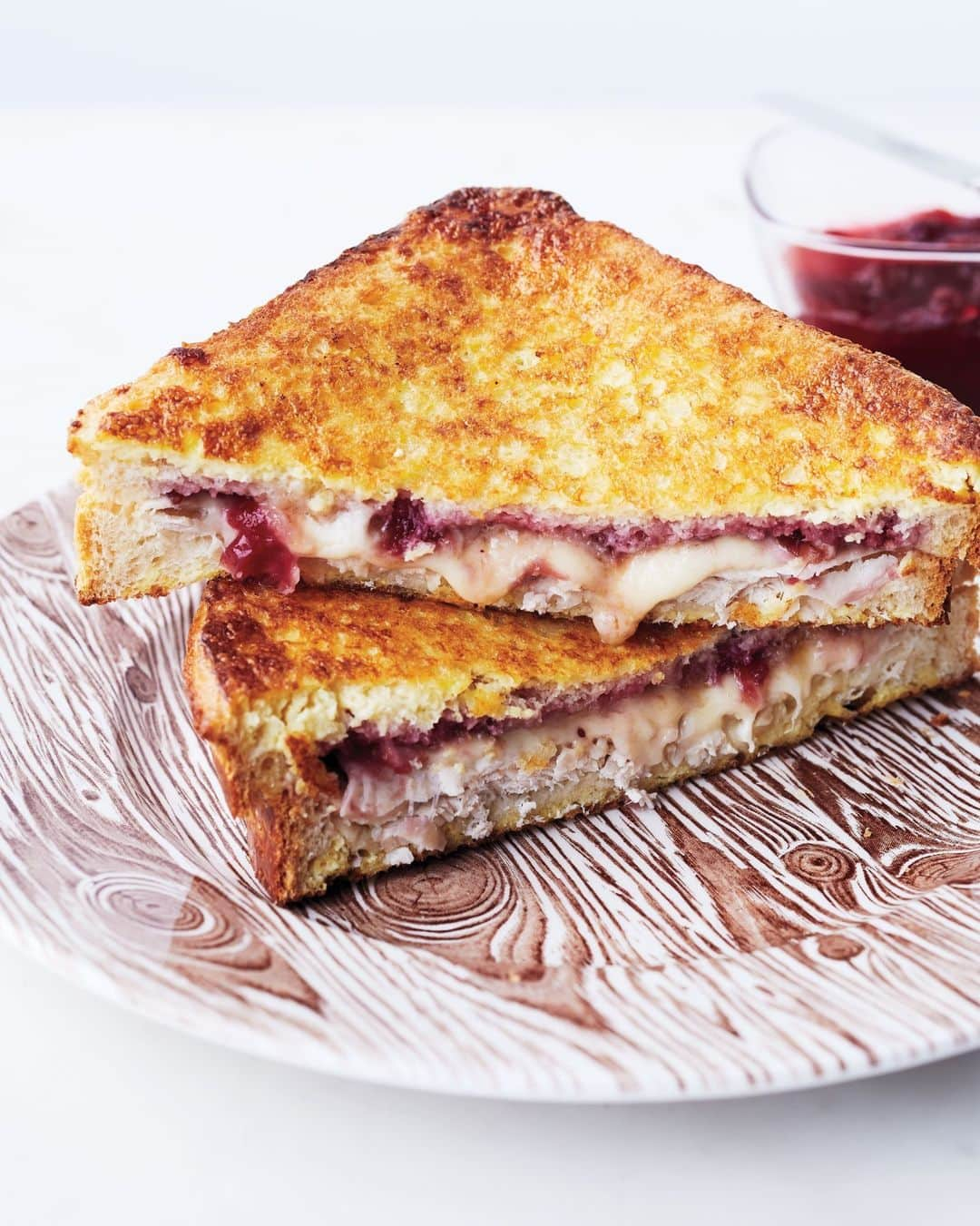 マーサ・スチュワートのインスタグラム：「Switch out the usual ham for leftover turkey in this French toast-grilled cheese hybrid. We added cranberry sauce for just the right amount of sweetness. Get the recipe for this turkey Monte Cristo (and more creative recipes that start with Thanksgiving leftovers) at the link in our bio. 📷: @bryangardnerphotography」