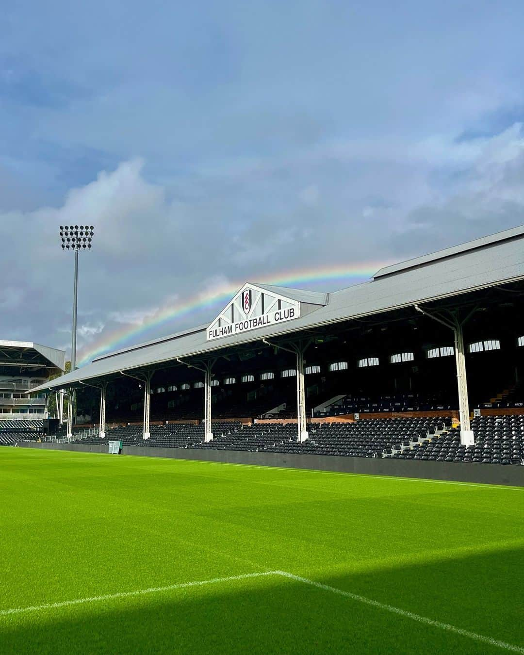 フラムFCのインスタグラム：「The Cottage awaits tomorrow. 🌈」