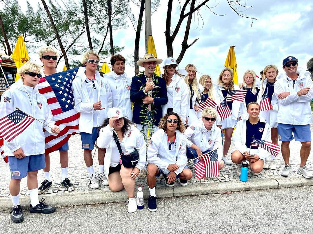 コートニー・コンローグのインスタグラム：「So excited to be coaching the @usasurfing team. Here are a few moments from the ceremony the other day. Looking forward to guiding the Juniors for the days that lie ahead.」