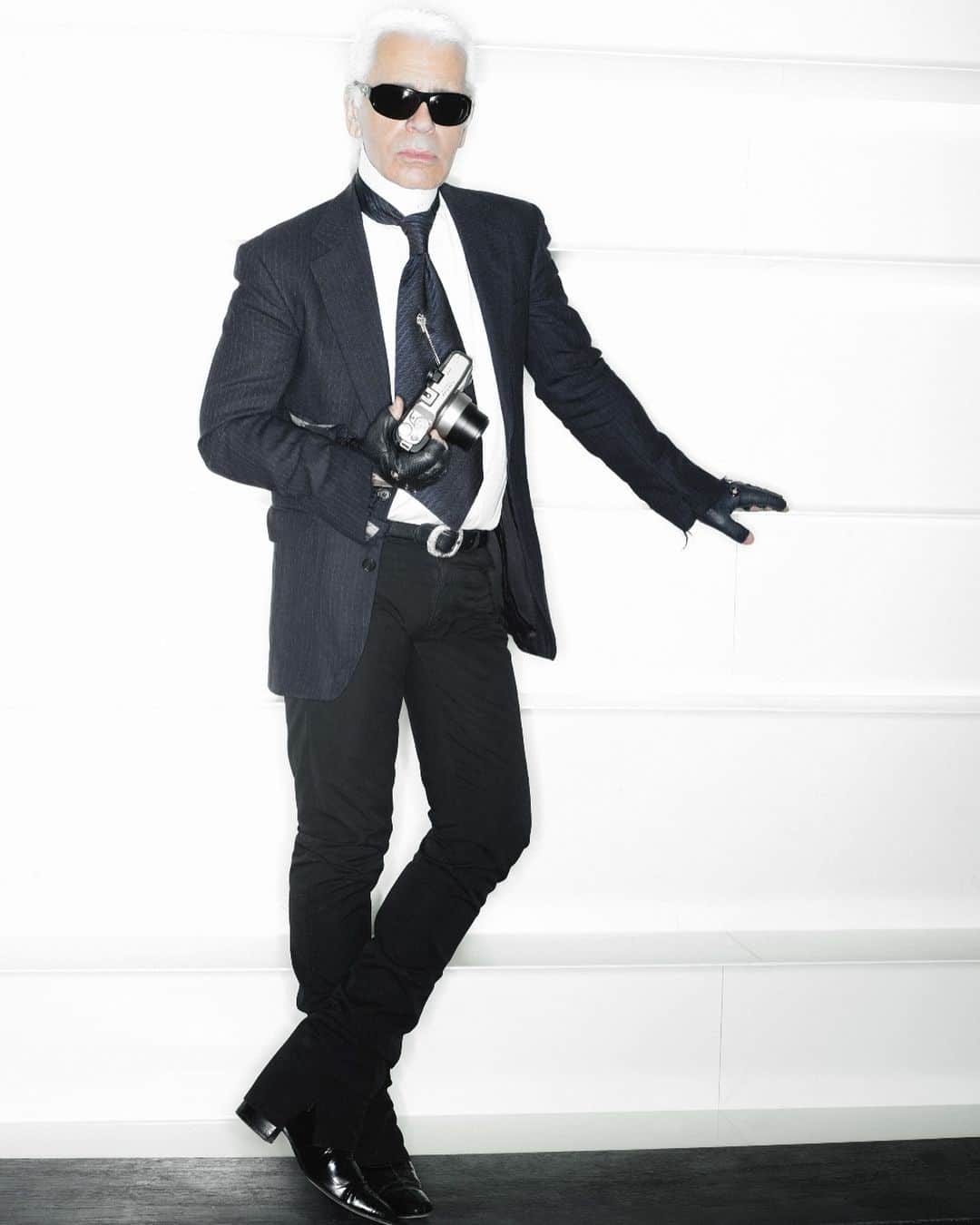 カールラガーフェルドのインスタグラム：「Make memories, one click at a time. #KARLLAGERFELD」