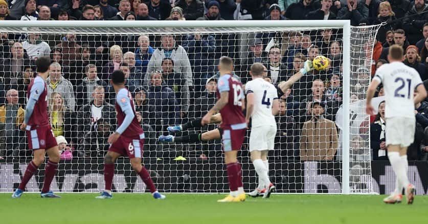 ダミアン・マルティネスのインスタグラム：「Another outstanding performance away from home 😍   Otro gran partido afuera de casa 🙌」