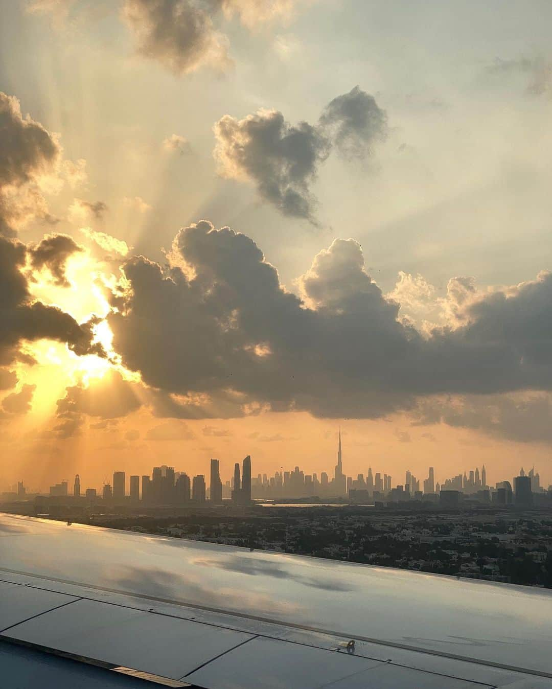 シン・コールさんのインスタグラム写真 - (シン・コールInstagram)「Good to be back in Dubai! 😀 Playing Penthouse tonight at Five Palm Jumeirah! 🌆🌴 #dubai #fivepalmjumeirah #jumeirah #burjkhalifa #uae #f1 #formula1」11月27日 2時10分 - syncole