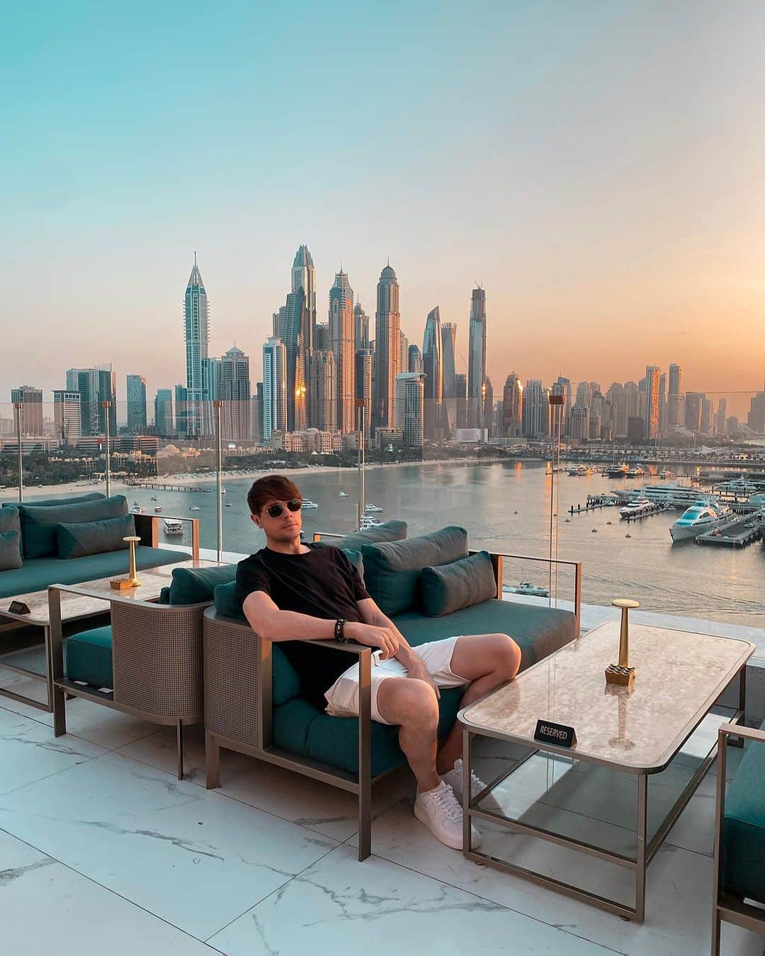 シン・コールのインスタグラム：「Good to be back in Dubai! 😀 Playing Penthouse tonight at Five Palm Jumeirah! 🌆🌴 #dubai #fivepalmjumeirah #jumeirah #burjkhalifa #uae #f1 #formula1」