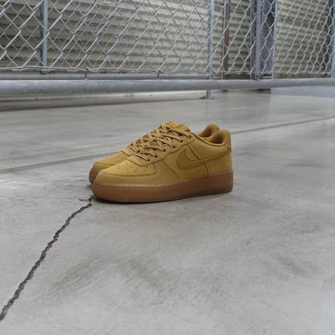 ミタスニーカーズのインスタグラム：「NIKE AIR FORCE 1 LV8 GS “WHEAT”」