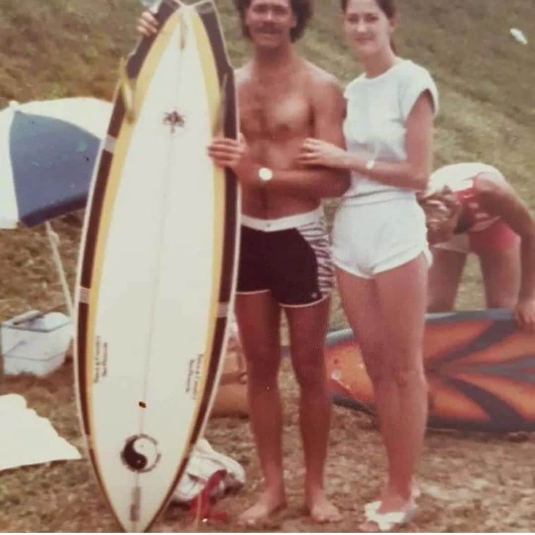 ジョーディ・スミスさんのインスタグラム写真 - (ジョーディ・スミスInstagram)「Happy anniversary to my mom @luellen_smith and dad @grahamsmithsurfboards 40 years married. @__caseylainey__  and I are ever so lucky to have to call you our parents. Love you」11月27日 2時13分 - jordysmith88