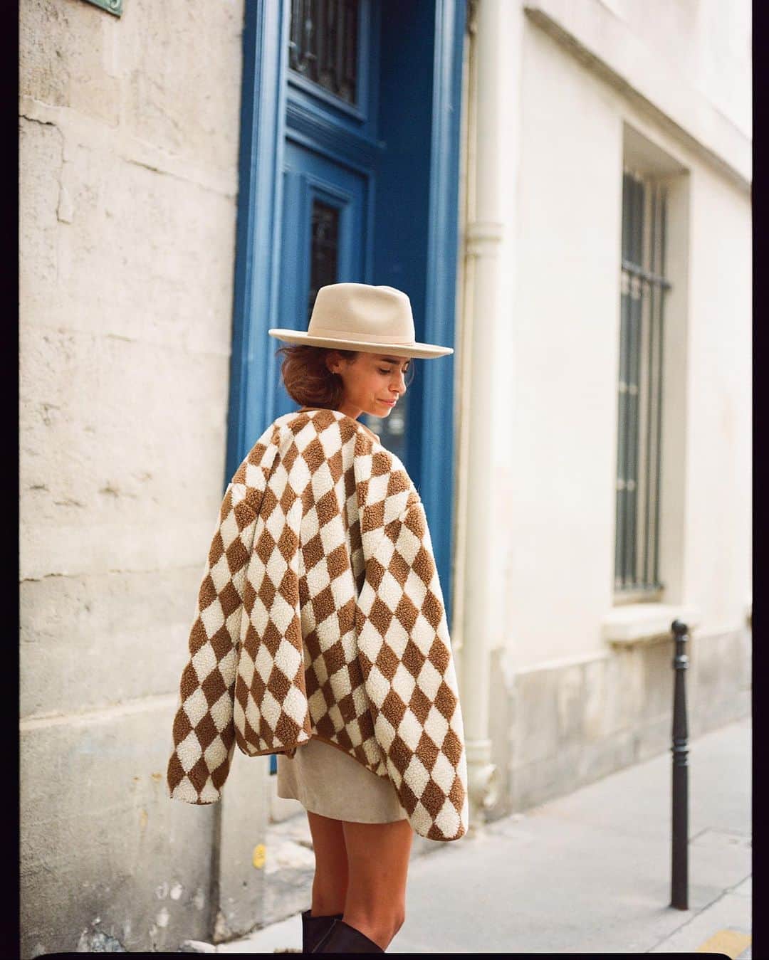 ブリクストンのインスタグラム：「The Wylie Sherpa jacket combines style and warmth. Dress it up or down, this jacket is a must this season.  Photo - @scottlsanford」