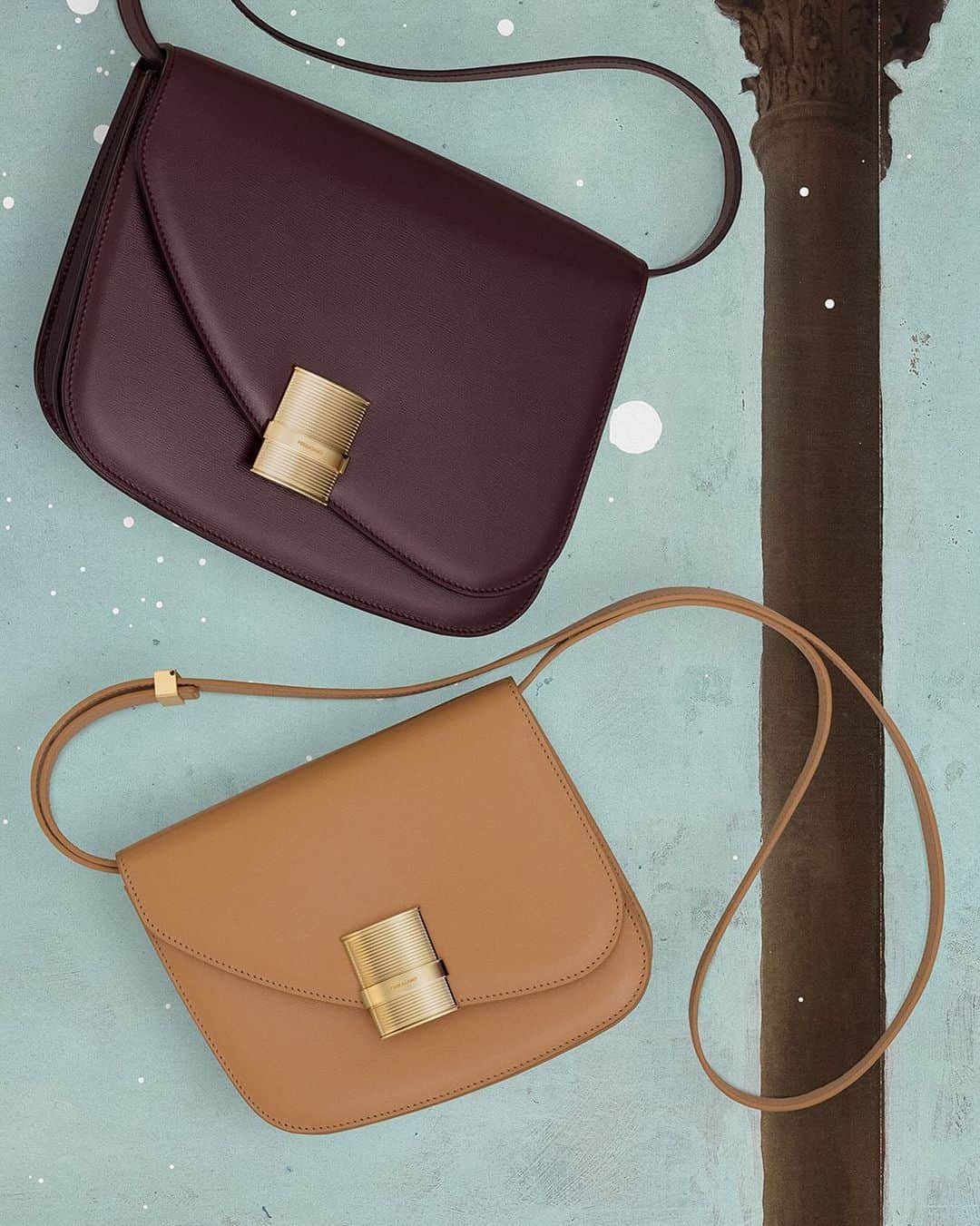 サルヴァトーレ・フェラガモのインスタグラム：「In the new campaign “Journey to Florence”, the archive-inspired closure of the new #ferragamoFiamma  Bag appears next to a column from the Loggiato dei Serviti, evoking the Maison’s heritage and its deep  connection with Florence, the cradle of Italian art and artisanship, where our founder Salvatore embraced his utmost inspiration and imagination. The Ferragamo Fiamma Bag made its firt appearance on the #FerragamoSS24 catwalk with its distorted  symmetries and glistering closure inspired by an archival Ferragamo lighter. Campaign Concept and Creative Direction @ferdinandoverderi Lensed by @rafaelpavarotti_ Paintings by @paolo.ventura」