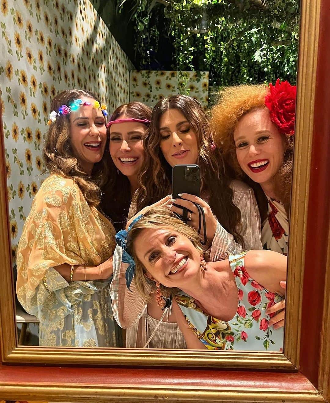 Giovanna Antonelliのインスタグラム：「A festa foi dela @angelicaksy e o presente foi nosso!!!!  ✨Que noite alto astral!! ✨ Amo vcs!! 🌹 Qtos amigos. Que alegria!  Ja quero todo ano rsrs ☺️ ❤️❤️❤️❤️🎉🎉」