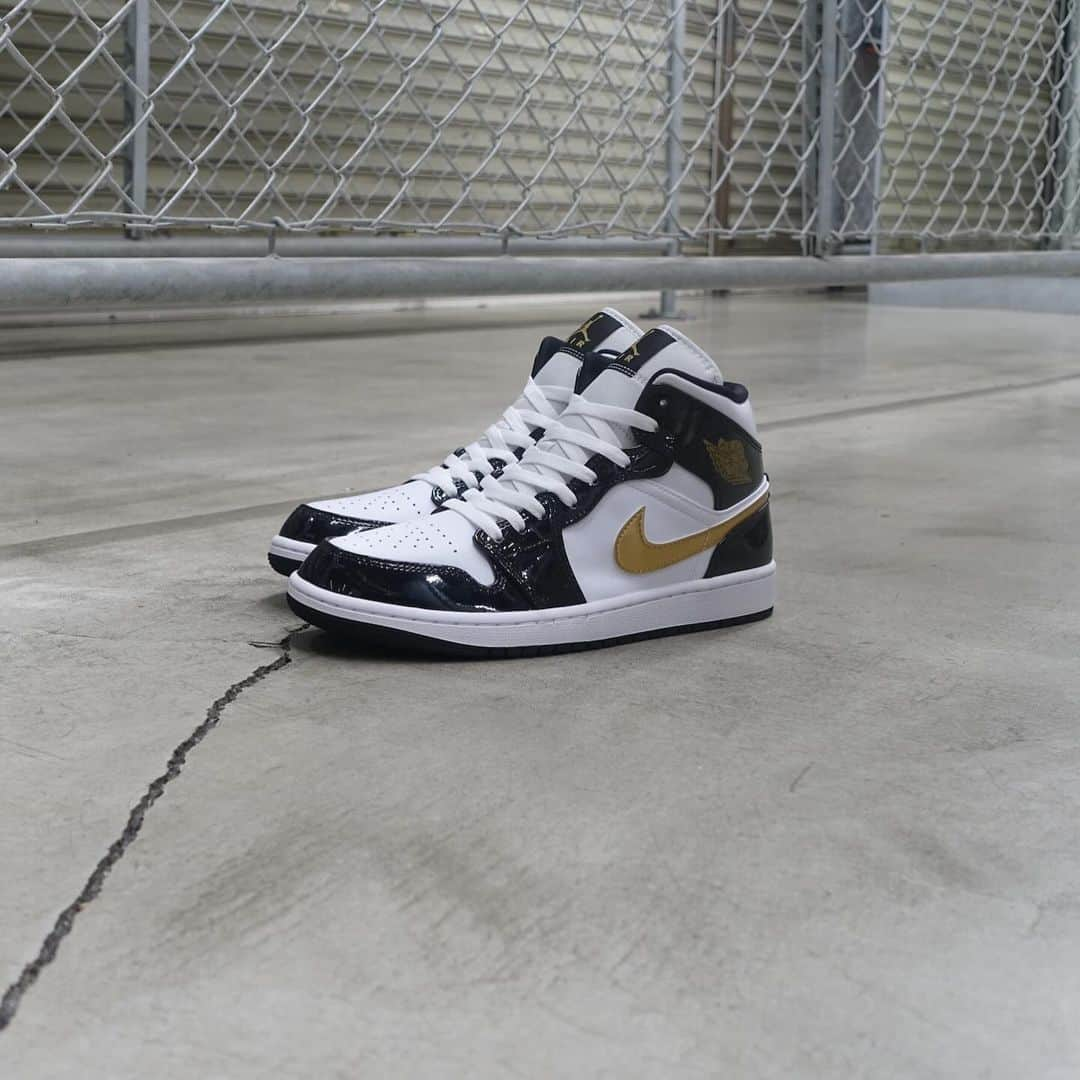 ミタスニーカーズのインスタグラム：「JORDAN BRAND AIR JORDAN 1 MID SE “BLACK METALLIC GOLD” “MICHAEL JORDAN”」