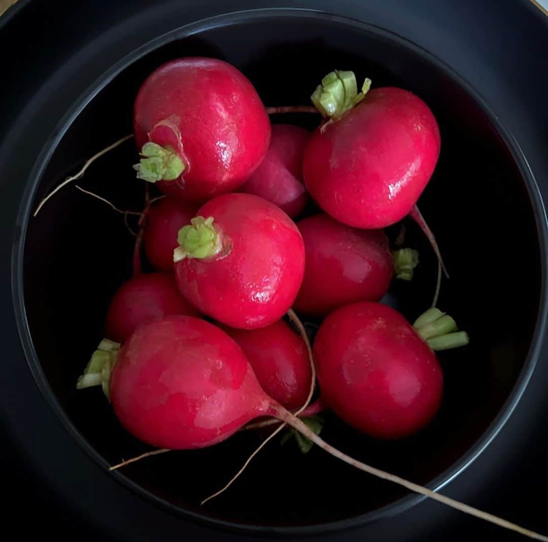 ナイジェラ・ローソンのインスタグラム：「Meanwhile, over on @foodim, Mia’s photograph of her homegrown radishes is #postoftheweek」