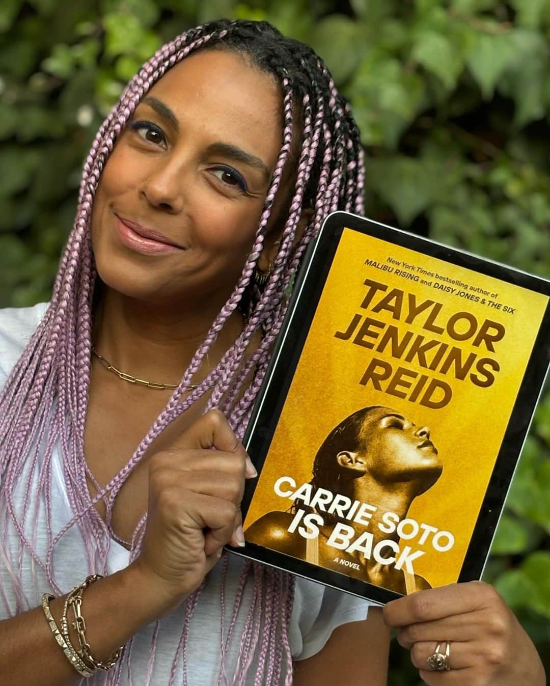マーシャ・トマソンのインスタグラム：「Wanted to share a few books I enjoyed this past year. I read a LOT of fiction, so I’m feeling guilty about all the (many) other books I loved that don’t get a mention here!   ✨Carrie Soto Is Back by Taylor Jenkins Reid✨ As both a fan of tennis and Taylor Jenkins Reid, this book was right up my alley. An entertaining read, with a rather arrogant protagonist, set in a world where the behind the scenes are not oft depicted (I recommend the doc series Break Point for those interested!). It was game, set and match for me! Yeah, I said it!🤪🎾  ✨When No One Is Watching by Alyssa Cole✨ This book has been described as Rear Window meets Get Out, which is spot on. Insidious gentrification in a Brooklyn neighborhood takes an even darker, sinister twist. I loved the slow burn of this thriller, my heart was often in my throat with anticipation. Loved it.   ✨Romantic Comedy by Curtis Sittenfeld✨ I loved this book so much. It does exactly what the title promises and I was just swept away with the couple at the center of the story. As a longtime fan of SNL and modern romance novels this was right up my street.  ✨Martin McLean Middle School Queen by Alyssa Zaczek✨ My 10 year old and I fell in love with insecure, questioning, sweet Martin McLean. I’m so happy to be living in a time where a book like this exists for young readers. Why not be a mathlete and a drag queen?! The message at the heart of this book is a beautiful one, live your truth, find your tribe, (and despite so much evidence to the contrary) the world is filled with weird wonderful people.  ✨The Personal Librarian by Marie Benedict and Victoria Christopher Murray✨ I knew nothing of Belle da Costa Greene, who in the early 1900s became one of the most powerful women in New York, whilst keeping a massive secret about her identity: she was a black woman passing as white. I read the whole thing with bated breath, nervous that her secret would be revealed and what the implied consequences would mean for Belle and her family. Whilst also feeling furious that she had to keep such a secret, as so many felt they had no choice but to do at that time.」
