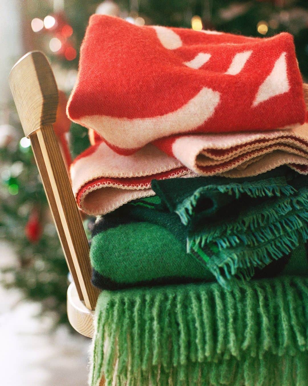 ARKETのインスタグラム：「Our festive collection for the home blends the warmth of traditional Nordic aesthetics with a light and modern design that continues beyond the transience of the season. The curated edit includes nature-inspired glass and tableware, brass table decorations, artfully patterned wool blankets, and beautiful tree ornaments for an elevated yet relaxed holiday atmosphere. Shop the collection: link in bio.  - #ARKET」