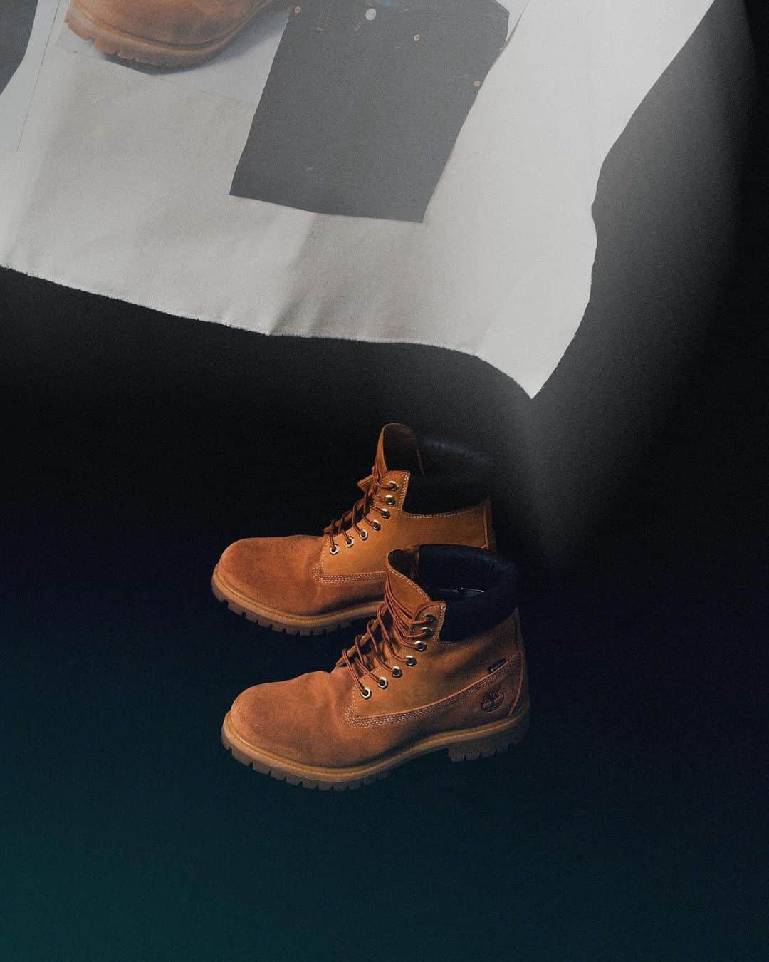 ミタスニーカーズさんのインスタグラム写真 - (ミタスニーカーズInstagram)「Timberland 6IN PREMIUM VIBRAM GTX “GORE-TEX” “WHIZLIMITED x mita sneakers”   エイジングを楽しむコラボブーツ  1973年に世界初の完全防水レザーブーツとして誕生し、通称“イエローブーツ”とも呼ばれている＜ティンバーランド＞の傑作6インチブーツ。クラシックなスタイルはそのままに、LWG（レザーワーキンググループ）認定を受けているタンナリーで生産された「BETTER LEATHER」を採用。内部には保温性の高い「PrimaLoft® Insulation」や疲れを軽減し衝撃を吸収する「ANIT-FATIGUE TECHNOLOGY™」のフットベッドの搭載など、良好な履き心地でタウンからアウトドアまで幅広く活用できる定番アイテム。本作は、＜WHIZLIMITED＞と『mita sneakers』がチームアップした三者によるコラボレーションモデル。上質なスウェードとヌバックのコンビアッパーに足元をドライで快適に保つ防水透湿素材「GORE-TEX®」、グリップ力と耐久性に優れる「Vibram®」のラバーラグアウトソールを搭載して機能面をアップグレード。エンジニアブーツのように履き込むほどに魅力的なエイジングが楽しめるようにデザインされており、両者によるこだわりのアプローチによって再構築したスペシャルな1足。  Photo - @yutto0129」11月27日 2時34分 - mitasneakers