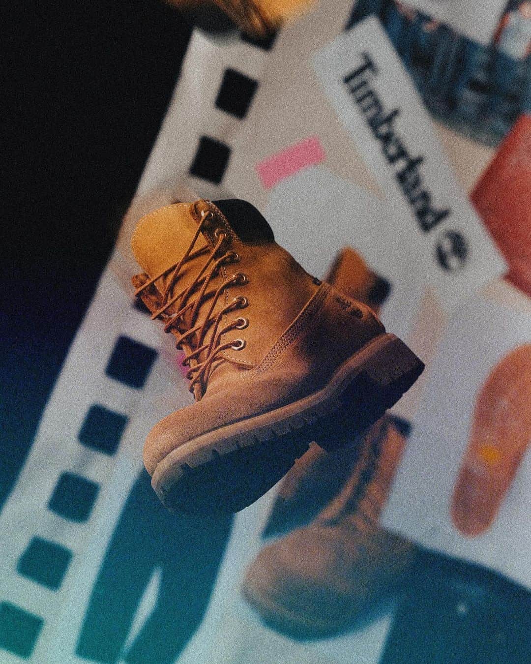 ミタスニーカーズさんのインスタグラム写真 - (ミタスニーカーズInstagram)「Timberland 6IN PREMIUM VIBRAM GTX “GORE-TEX” “WHIZLIMITED x mita sneakers”   エイジングを楽しむコラボブーツ  1973年に世界初の完全防水レザーブーツとして誕生し、通称“イエローブーツ”とも呼ばれている＜ティンバーランド＞の傑作6インチブーツ。クラシックなスタイルはそのままに、LWG（レザーワーキンググループ）認定を受けているタンナリーで生産された「BETTER LEATHER」を採用。内部には保温性の高い「PrimaLoft® Insulation」や疲れを軽減し衝撃を吸収する「ANIT-FATIGUE TECHNOLOGY™」のフットベッドの搭載など、良好な履き心地でタウンからアウトドアまで幅広く活用できる定番アイテム。本作は、＜WHIZLIMITED＞と『mita sneakers』がチームアップした三者によるコラボレーションモデル。上質なスウェードとヌバックのコンビアッパーに足元をドライで快適に保つ防水透湿素材「GORE-TEX®」、グリップ力と耐久性に優れる「Vibram®」のラバーラグアウトソールを搭載して機能面をアップグレード。エンジニアブーツのように履き込むほどに魅力的なエイジングが楽しめるようにデザインされており、両者によるこだわりのアプローチによって再構築したスペシャルな1足。  Photo - @yutto0129」11月27日 2時34分 - mitasneakers