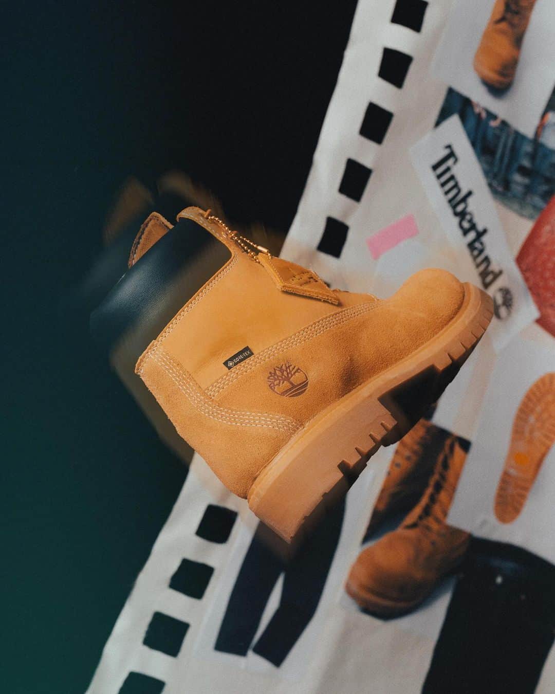 ミタスニーカーズさんのインスタグラム写真 - (ミタスニーカーズInstagram)「Timberland 6IN PREMIUM VIBRAM GTX “GORE-TEX” “WHIZLIMITED x mita sneakers”   エイジングを楽しむコラボブーツ  1973年に世界初の完全防水レザーブーツとして誕生し、通称“イエローブーツ”とも呼ばれている＜ティンバーランド＞の傑作6インチブーツ。クラシックなスタイルはそのままに、LWG（レザーワーキンググループ）認定を受けているタンナリーで生産された「BETTER LEATHER」を採用。内部には保温性の高い「PrimaLoft® Insulation」や疲れを軽減し衝撃を吸収する「ANIT-FATIGUE TECHNOLOGY™」のフットベッドの搭載など、良好な履き心地でタウンからアウトドアまで幅広く活用できる定番アイテム。本作は、＜WHIZLIMITED＞と『mita sneakers』がチームアップした三者によるコラボレーションモデル。上質なスウェードとヌバックのコンビアッパーに足元をドライで快適に保つ防水透湿素材「GORE-TEX®」、グリップ力と耐久性に優れる「Vibram®」のラバーラグアウトソールを搭載して機能面をアップグレード。エンジニアブーツのように履き込むほどに魅力的なエイジングが楽しめるようにデザインされており、両者によるこだわりのアプローチによって再構築したスペシャルな1足。  Photo - @yutto0129」11月27日 2時34分 - mitasneakers