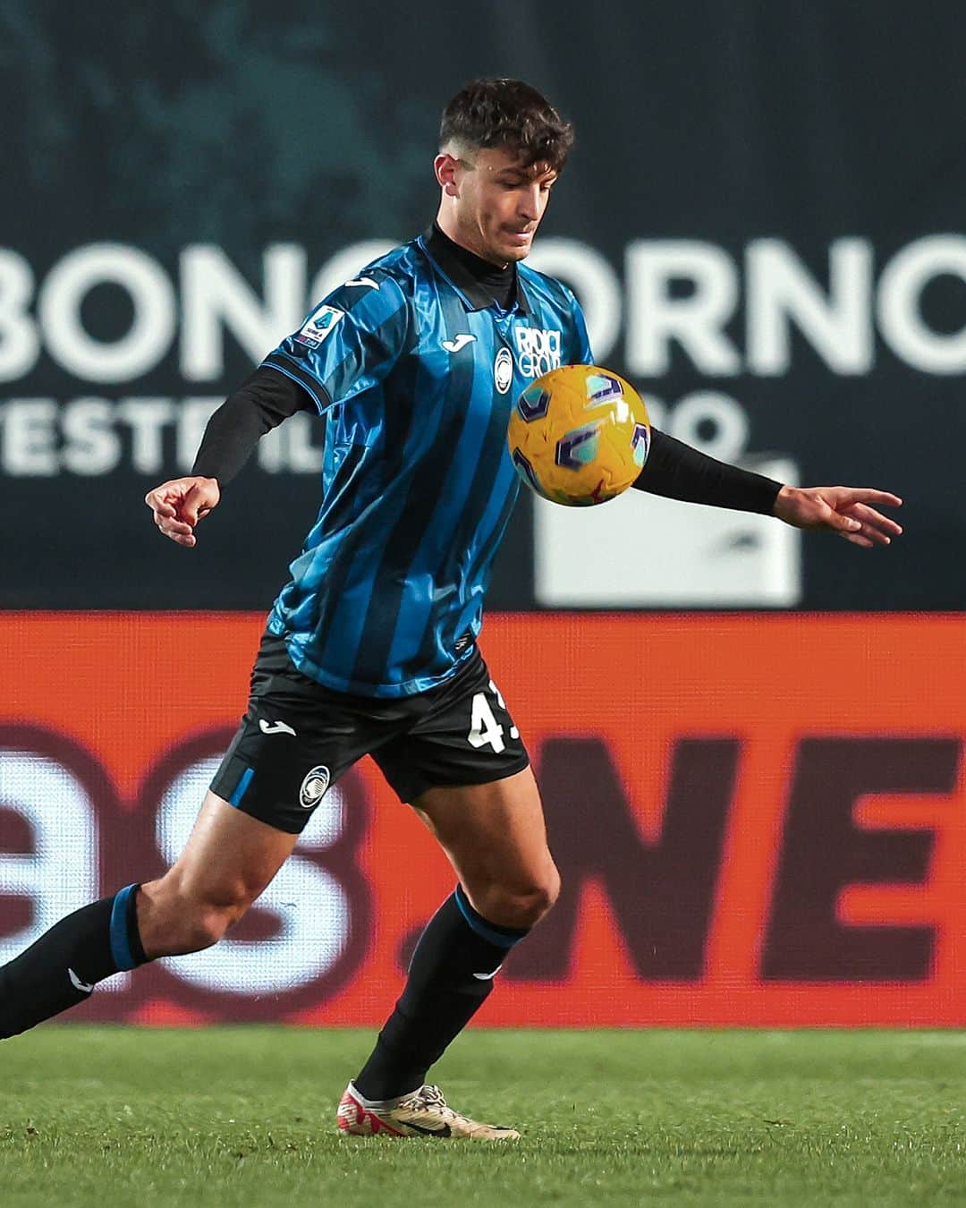 アタランタBCのインスタグラム：「Esordio in #SerieA per un altro ragazzo cresciuto nel settore giovanile! Complimenti @giovannibonfantii 🖤💙  Yet another Academy boy made his @seriea debut! Congratulations Giovanni 👏🏼  #Bonfanti #GoAtalantaGo」