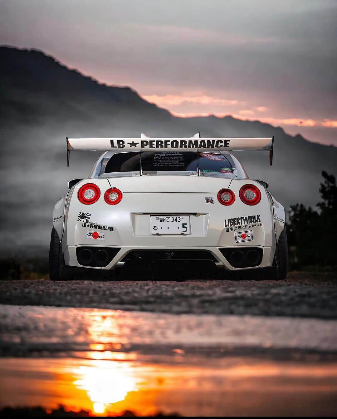 Wataru Katoのインスタグラム：「LIBERTY WALK LB⚡️WORKS NISSAN GTR R35 JAPANESE JDM CAR😆 @nissan @nissanjapan  @rohanawheels  @tone_japan  @minigt #libertywalk #lbworks #nissan#gtr#r35 #jdm #jdmcars  #jdmculture  #r35 #nissangtrr35  #toyotires  #rohanawheels  #minigt #japan #custom#customcar」