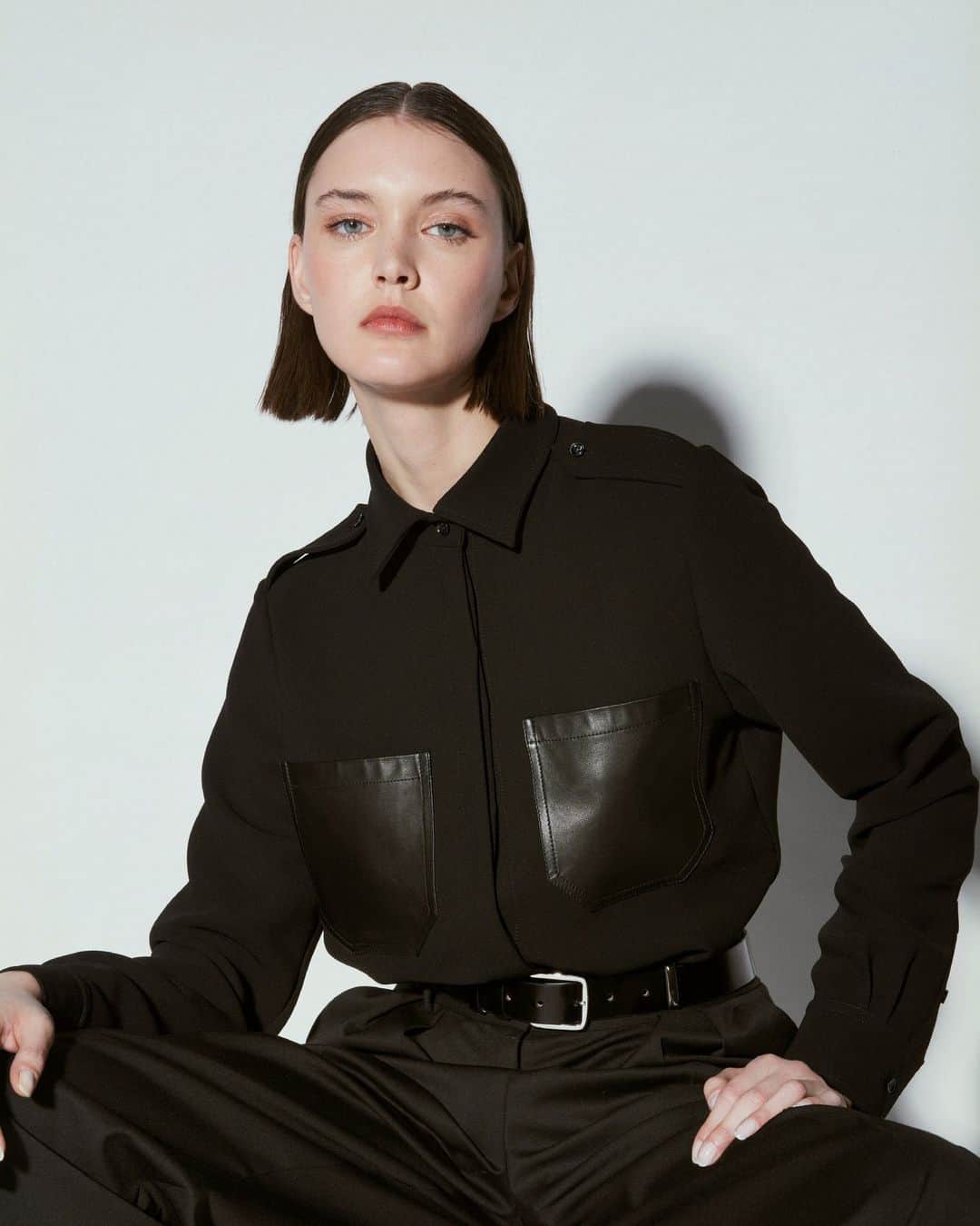 バルバラ ビュイのインスタグラム：「All in black on black⁠ ⁠ Photo @lachambrethomas ⁠ Model @laiaveigar⁠ Hair & Makeup @flavioche⁠ ⁠ "Sharp Cut" available online through the link in bio and in our stores.⁠ ⁠ #sharpcut #winterfashion #wintercoat #menstyle #parisianfashion」