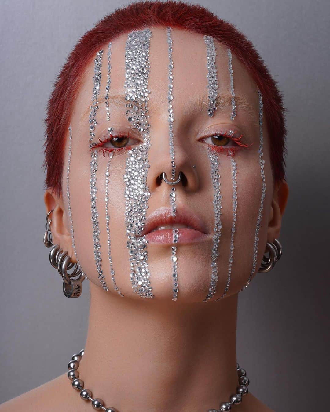 MAKE UP FOR EVER OFFICIALのインスタグラム：「HOT FROM THE ACADEMY   @makeupforeveracademy student @aryasigned created this look inspired by the city of Marseille: "I wanted to represent the flats of Marseille, that have lots of window bars… I added strass stones to symbolize the richness of every souls living there"  Model: @_lenita.h_ Photographer: @clovislalanne  #MAKEUPFOREVER」