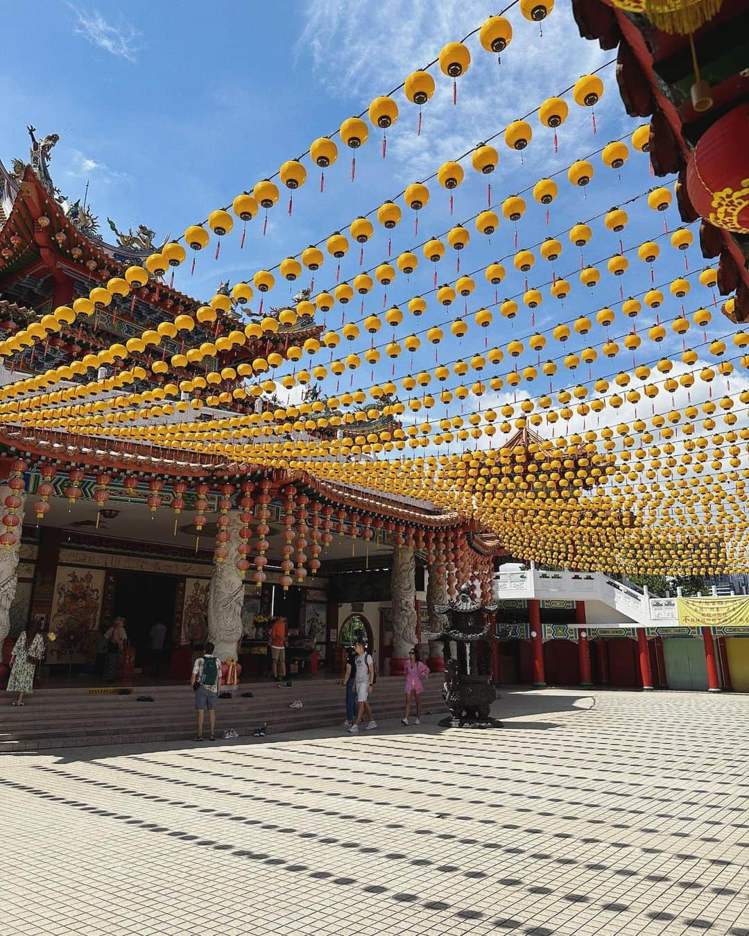 秋山衣梨佳さんのインスタグラム写真 - (秋山衣梨佳Instagram)「💛❤️💛 　 　 マレーシアで有名なお寺へ。 Thean Hou Temple(天后宮) 　 日本のお寺と違う美しさ🌟 カラフルで華やかだった！！ お願いごとしてきた🙏✨ 　 境内も美しくて写真撮りたかったけど やっぱり躊躇した☁️ 目に焼き付けておいた👀  おみくじの引き方が 日本と違うくてドキドキした。 中国語と英語で書いてあるから 何となくのニュアンスで理解したよ💫笑 　 お寺の1階に ずっと食べたかったお餅売ってた🤤 おいしい！なんかご利益ありそう！！ 　 この日はめちゃくちゃ天気良くて 眩しくて暑かった〜🥵 1枚目眩しそうやし暑くて疲れた顔してる 　 　 　 Saya pergi ke Kuil Tianhou. Ia adalah kuil yang terkenal di Malaysia🇲🇾  Suasananya berbeza dengan tokong Jepun🌟  Omikuji juga berbeza sedikit dengan Jepun🇯🇵 Seronok dapat merasai sesuatu buat kali pertama☺️  Saya makan kek nasi yang lazat. Ia adalah hari yang baik🤤 　 　 #TheanHouTemple#天后宮#KualaLumpur#Malaysia#ちゃりふぁっしょん」11月29日 21時00分 - akiyamaerika