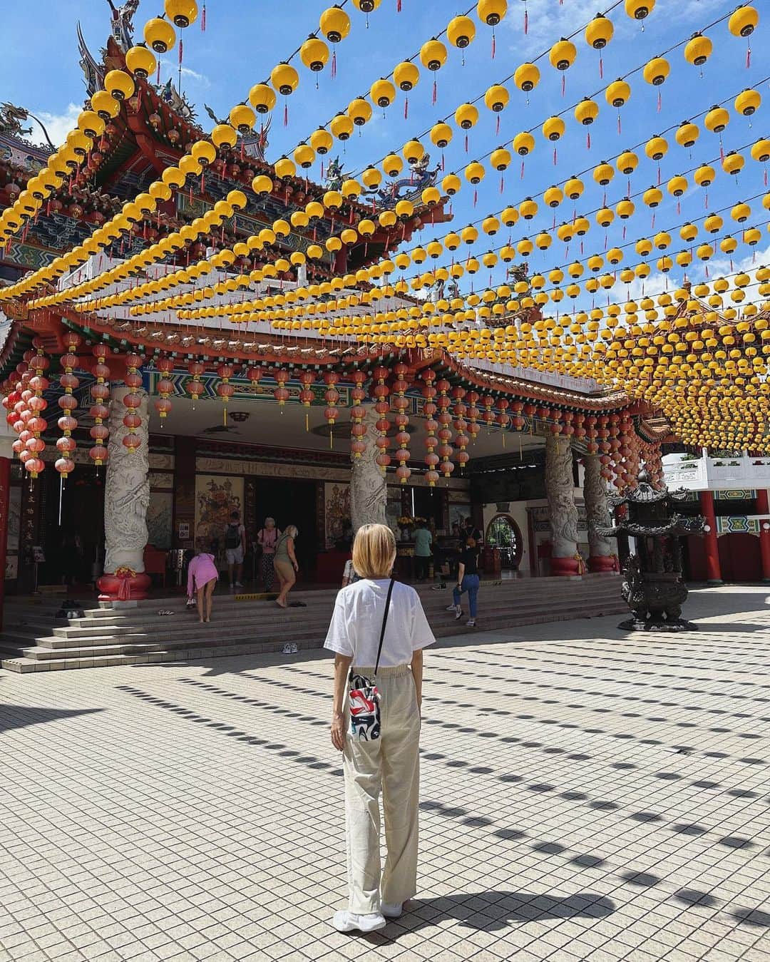 秋山衣梨佳さんのインスタグラム写真 - (秋山衣梨佳Instagram)「💛❤️💛 　 　 マレーシアで有名なお寺へ。 Thean Hou Temple(天后宮) 　 日本のお寺と違う美しさ🌟 カラフルで華やかだった！！ お願いごとしてきた🙏✨ 　 境内も美しくて写真撮りたかったけど やっぱり躊躇した☁️ 目に焼き付けておいた👀  おみくじの引き方が 日本と違うくてドキドキした。 中国語と英語で書いてあるから 何となくのニュアンスで理解したよ💫笑 　 お寺の1階に ずっと食べたかったお餅売ってた🤤 おいしい！なんかご利益ありそう！！ 　 この日はめちゃくちゃ天気良くて 眩しくて暑かった〜🥵 1枚目眩しそうやし暑くて疲れた顔してる 　 　 　 Saya pergi ke Kuil Tianhou. Ia adalah kuil yang terkenal di Malaysia🇲🇾  Suasananya berbeza dengan tokong Jepun🌟  Omikuji juga berbeza sedikit dengan Jepun🇯🇵 Seronok dapat merasai sesuatu buat kali pertama☺️  Saya makan kek nasi yang lazat. Ia adalah hari yang baik🤤 　 　 #TheanHouTemple#天后宮#KualaLumpur#Malaysia#ちゃりふぁっしょん」11月29日 21時00分 - akiyamaerika