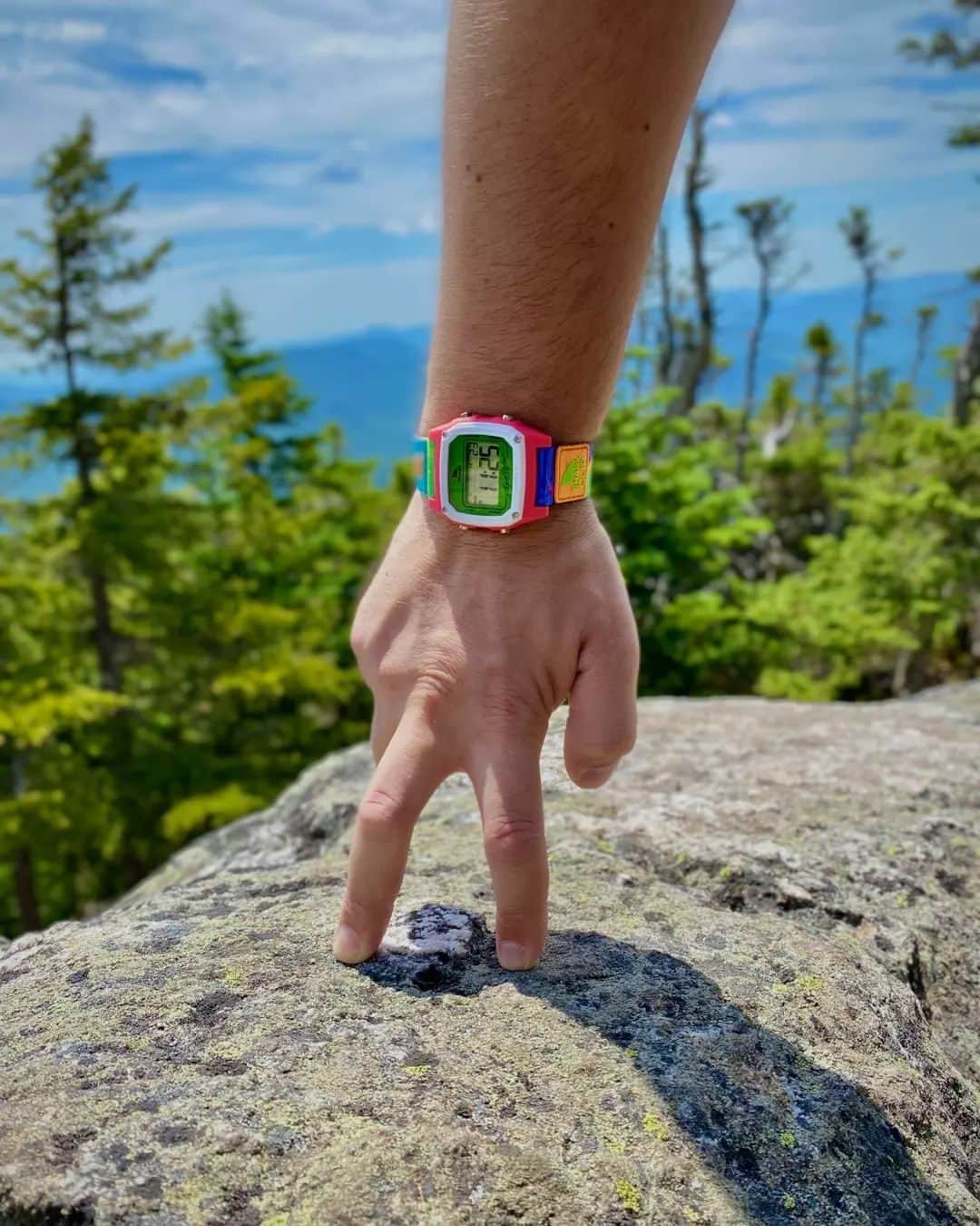 フリースタイルのインスタグラム：「📣 @freestylewatches Black Friday is still on! Grab this #blackfriday special for only $49! Hurry and don't miss out 🏄🌊   🦈: #sharkwatch Tie Dye Green Neon 📷: @stonedboarder _ #myfreestylewatch #blackfridaydiscounts #blackfridayshopping #watchgeek #watchpics #salealert」