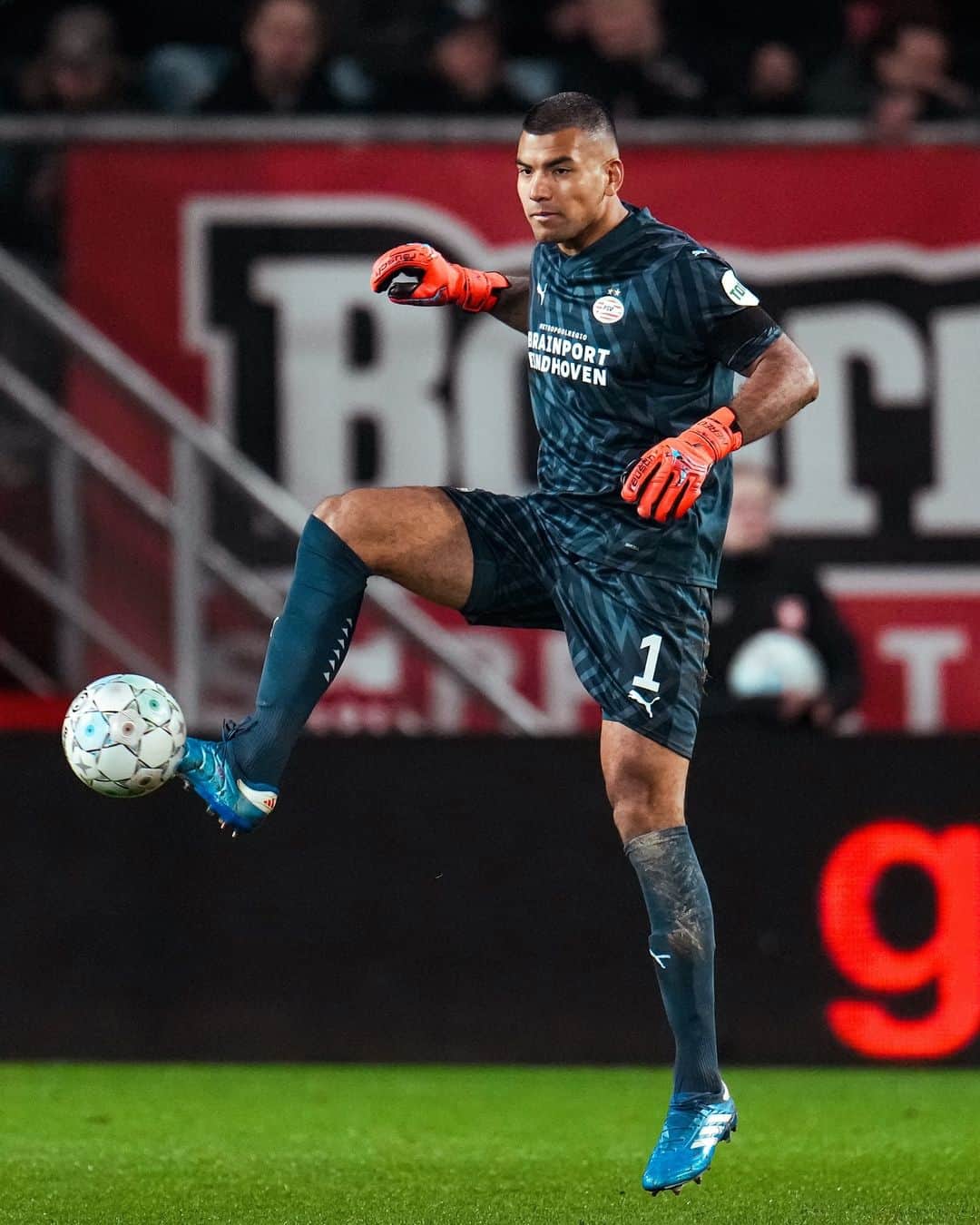 PSVアイントホーフェンのインスタグラム：「Another clean sheet for Walter 🇦🇷」