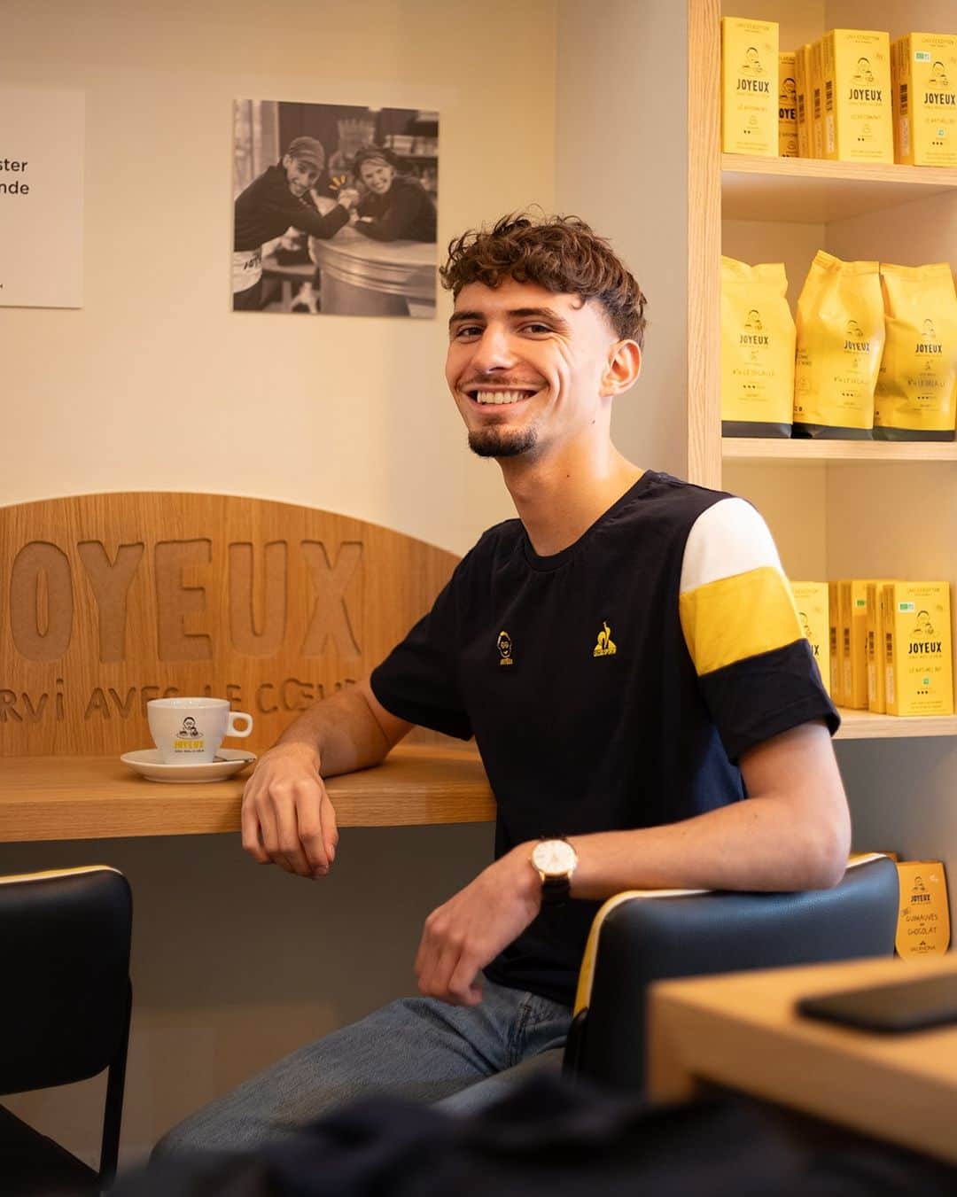ルコックスポルティフのインスタグラム：「Le Coq Sportif et @cafejoyeux : de retour 🤝  En cette semaine européenne pour l’emploi des personnes en situation de handicap on revient avec @caféjoyeux 💛🖤  Produits disponibles sur notre e-shop et dans nos boutiques. https://www.lecoqsportif.com/collections/cafe-joyeux.html  #caféjoyeux #LeCoqSportif #lifestyle」