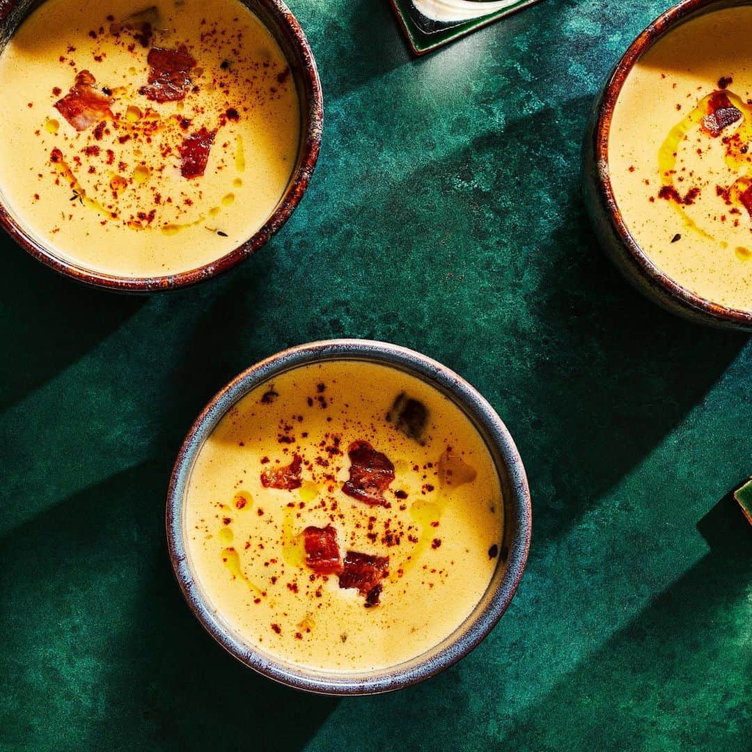 Food & Wineのインスタグラム：「This beer and cheddar soup starts out with two stellar ingredients and then gets even better with the addition of jalapeños and smoky bacon 🌶️🥓👊. Serve it with garlic toast to take it to the next level. You can get the recipe at the link in bio.   🥣: @j.erdeljac, 📸: @caracormack_」