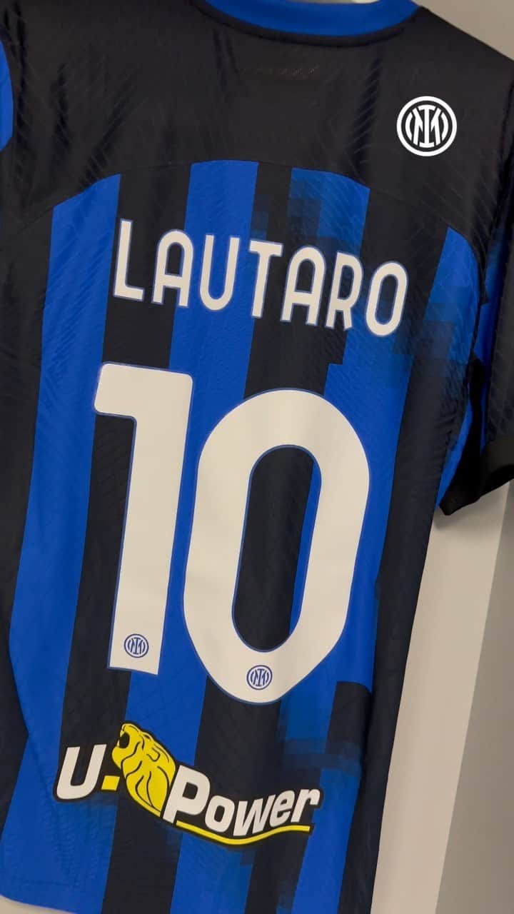 のインスタグラム：「Wearing our colours ⚫️🔵  #ForzaInter #JuventusInter」