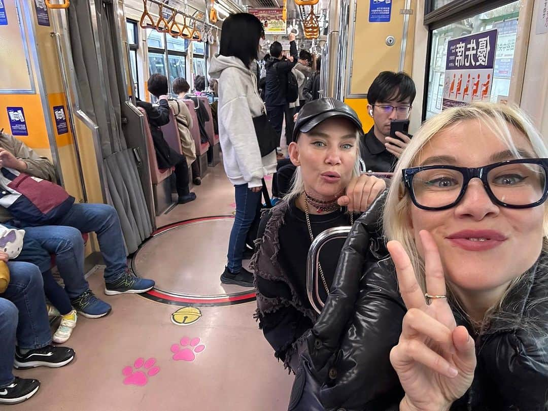 NERVOさんのインスタグラム写真 - (NERVOInstagram)「Sister selfie Sunday on the cat subway in Tokyo!! 🐱😻😻🚊🇯🇵👯‍♀️ #livvyNERDo #selfiesunday #exploringTokyo #twinning」11月27日 3時13分 - nervomusic