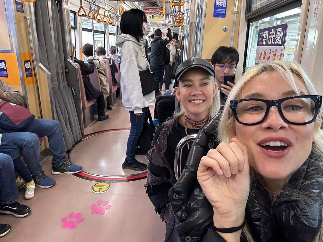 NERVOのインスタグラム：「Sister selfie Sunday on the cat subway in Tokyo!! 🐱😻😻🚊🇯🇵👯‍♀️ #livvyNERDo #selfiesunday #exploringTokyo #twinning」