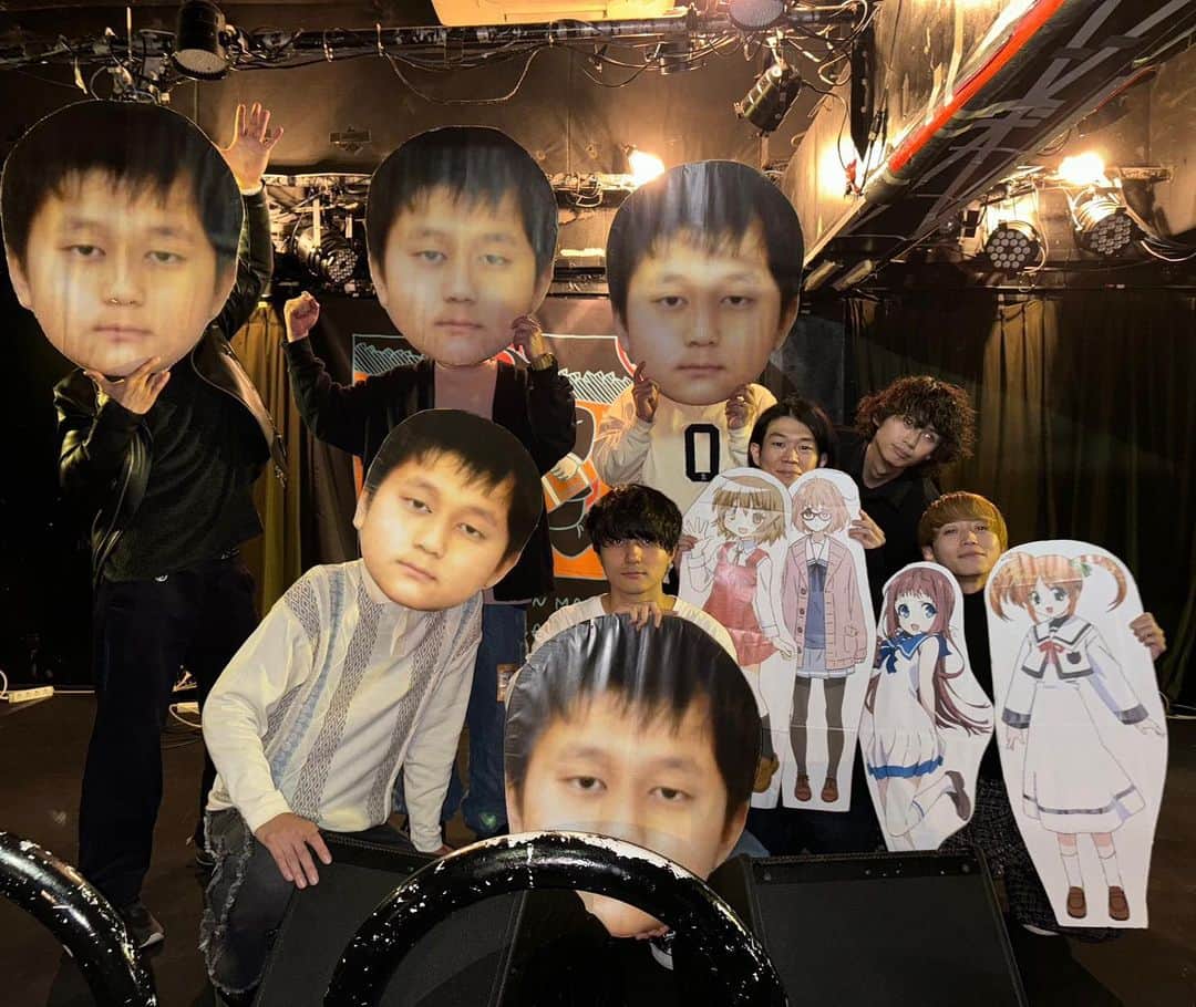 のインスタグラム：「2023.11.26 徳島club GRINDHOUSE 「ハンブレッダーズ “秋のグーパンまつり2023”」 #ムツムロアキラの小学生のときの顔 #ムツムロアキラ #四星球小道具図鑑 #秋のグーパンまつり2023」
